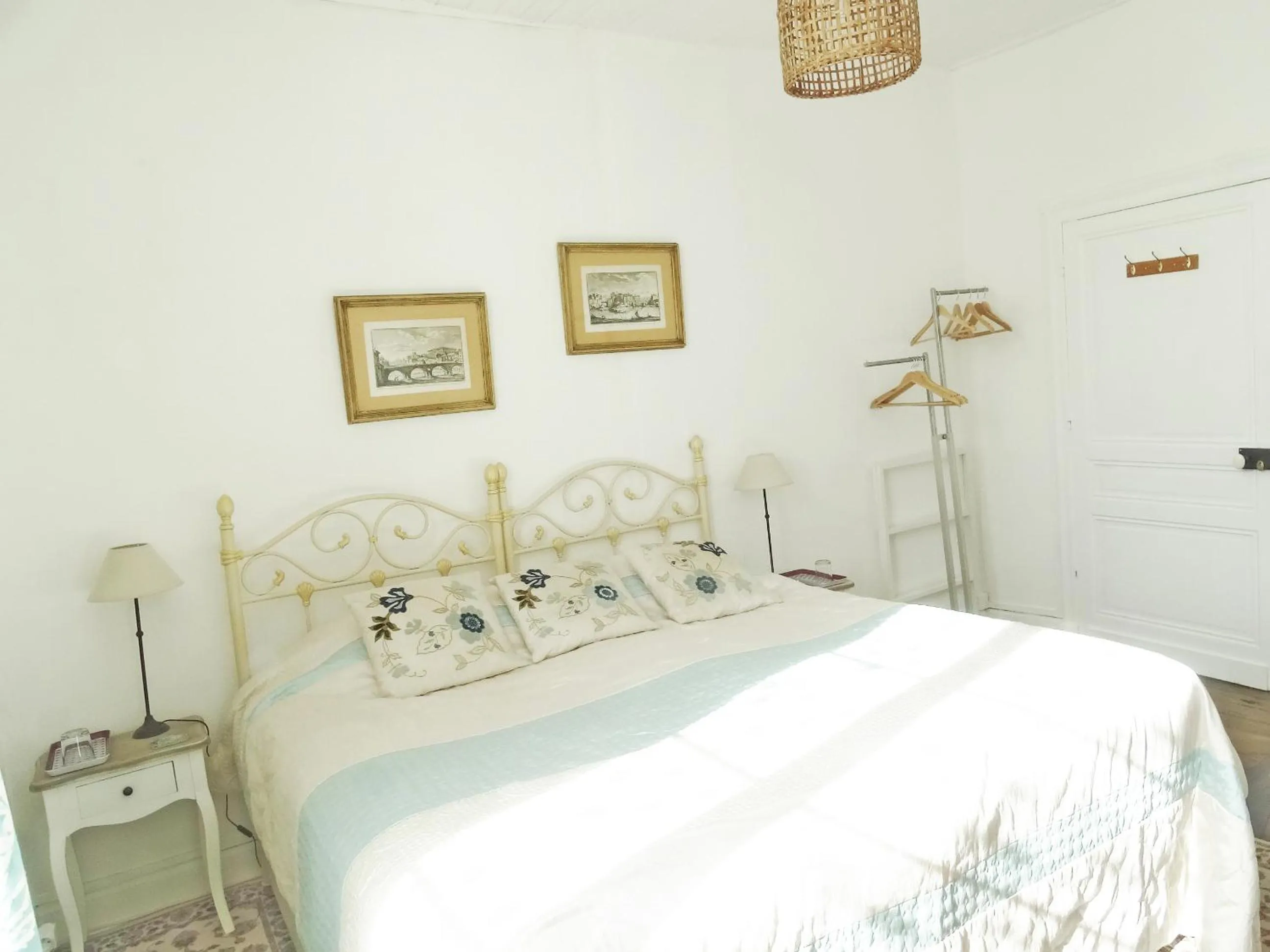 Bed in Maison de Fortitude Chambres d'hotes