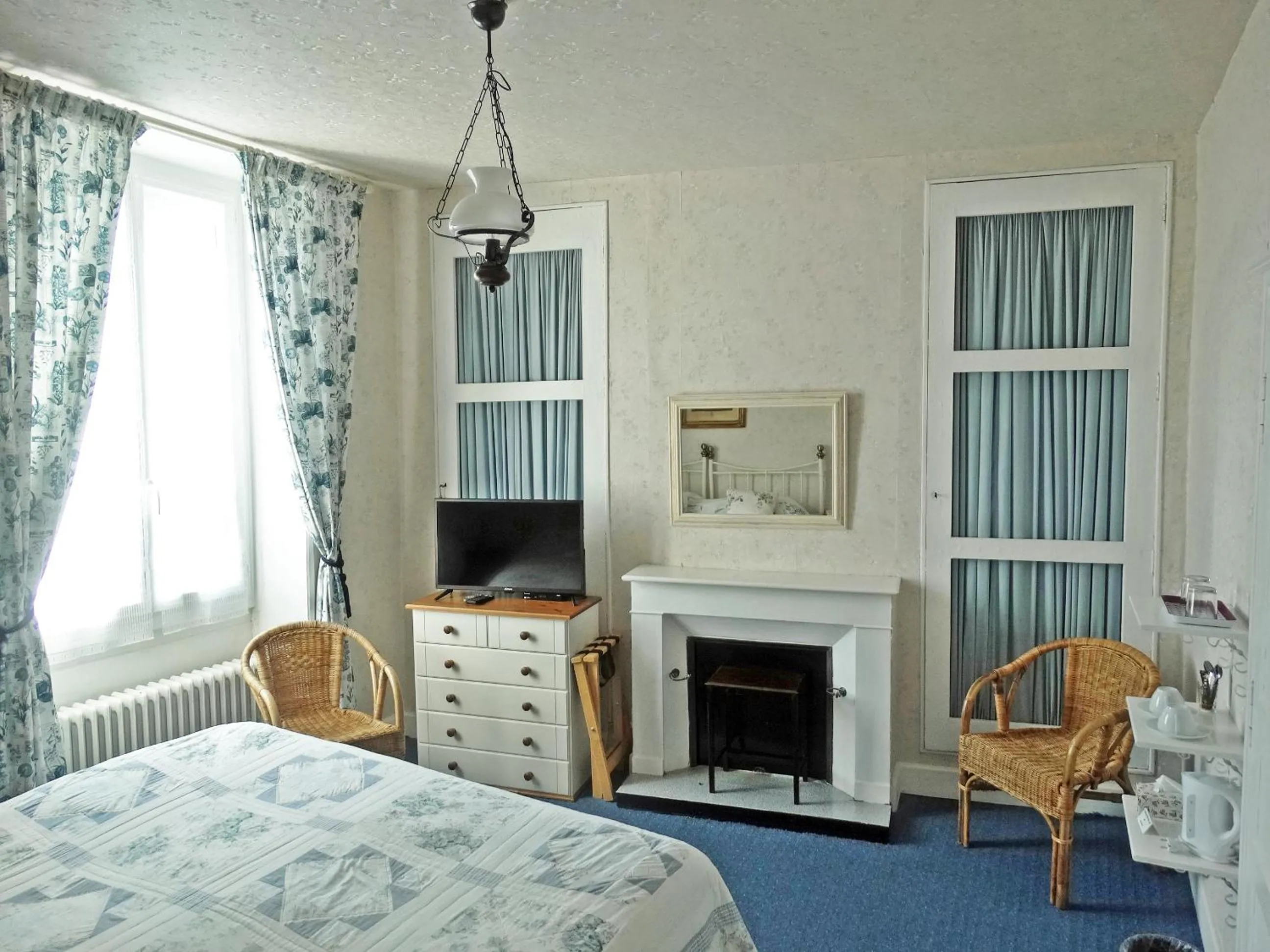 TV and multimedia, Bed in Maison de Fortitude Chambres d'hotes