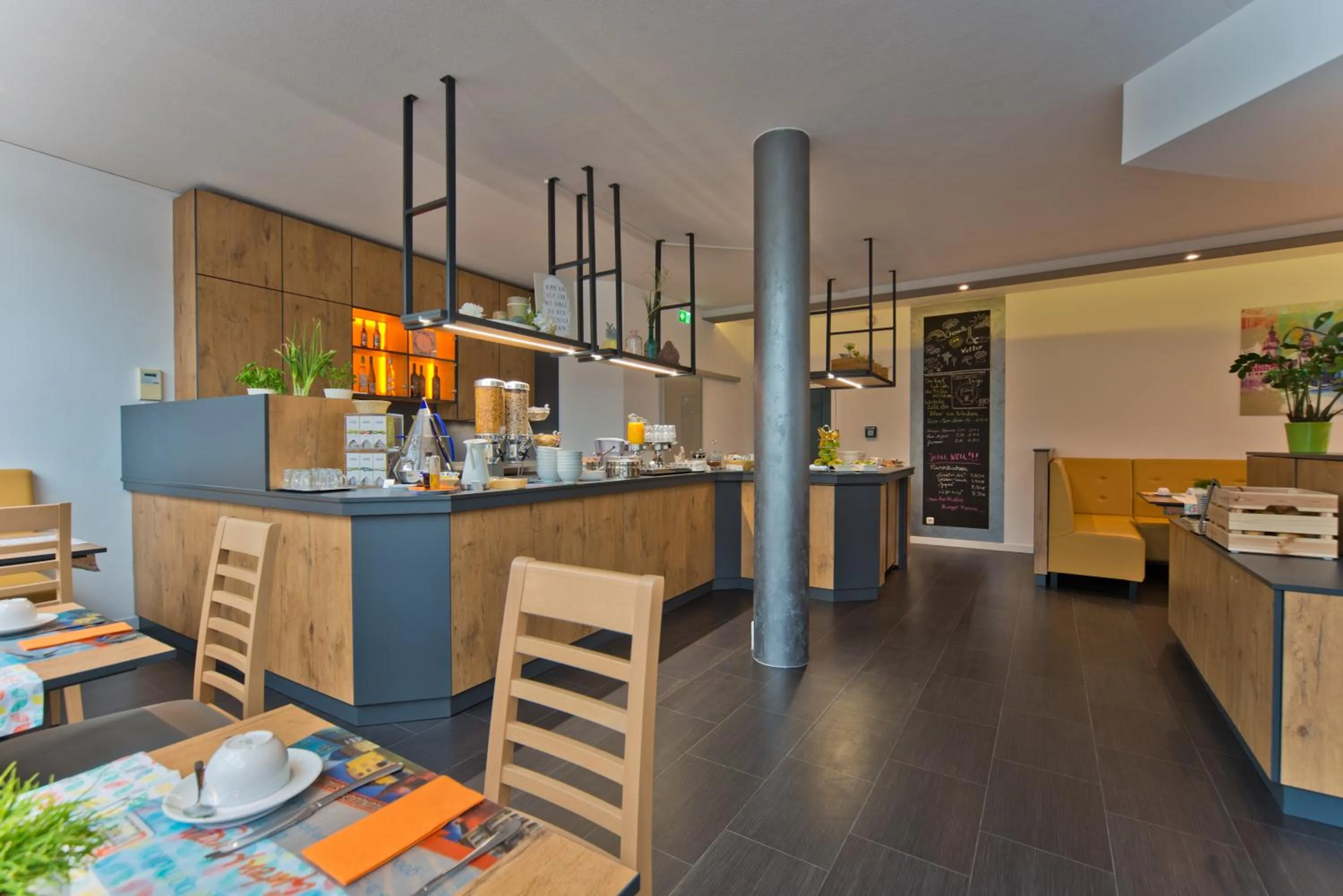 Restaurant/places to eat in City Hotel