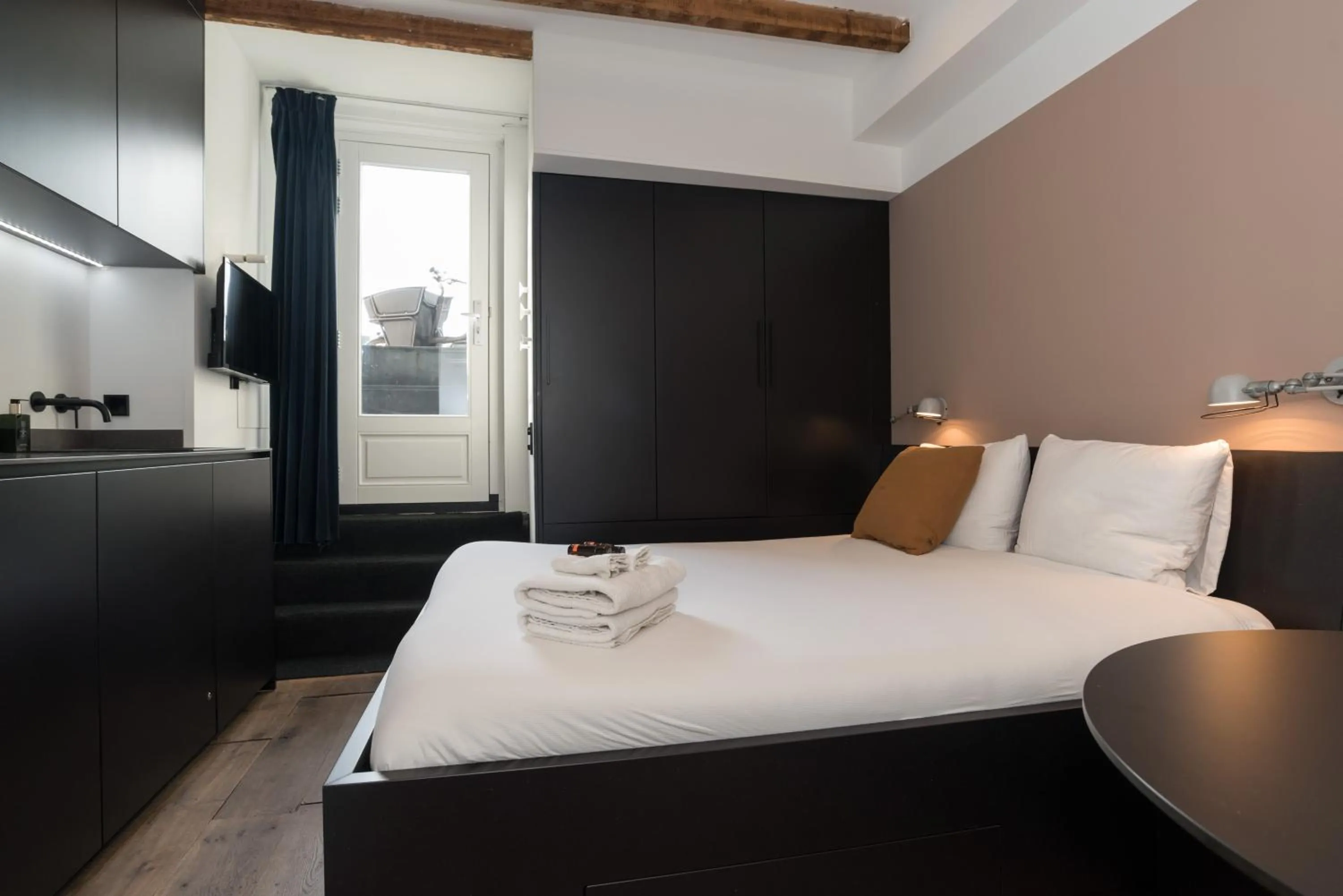 Bed in City centre studio canal belt