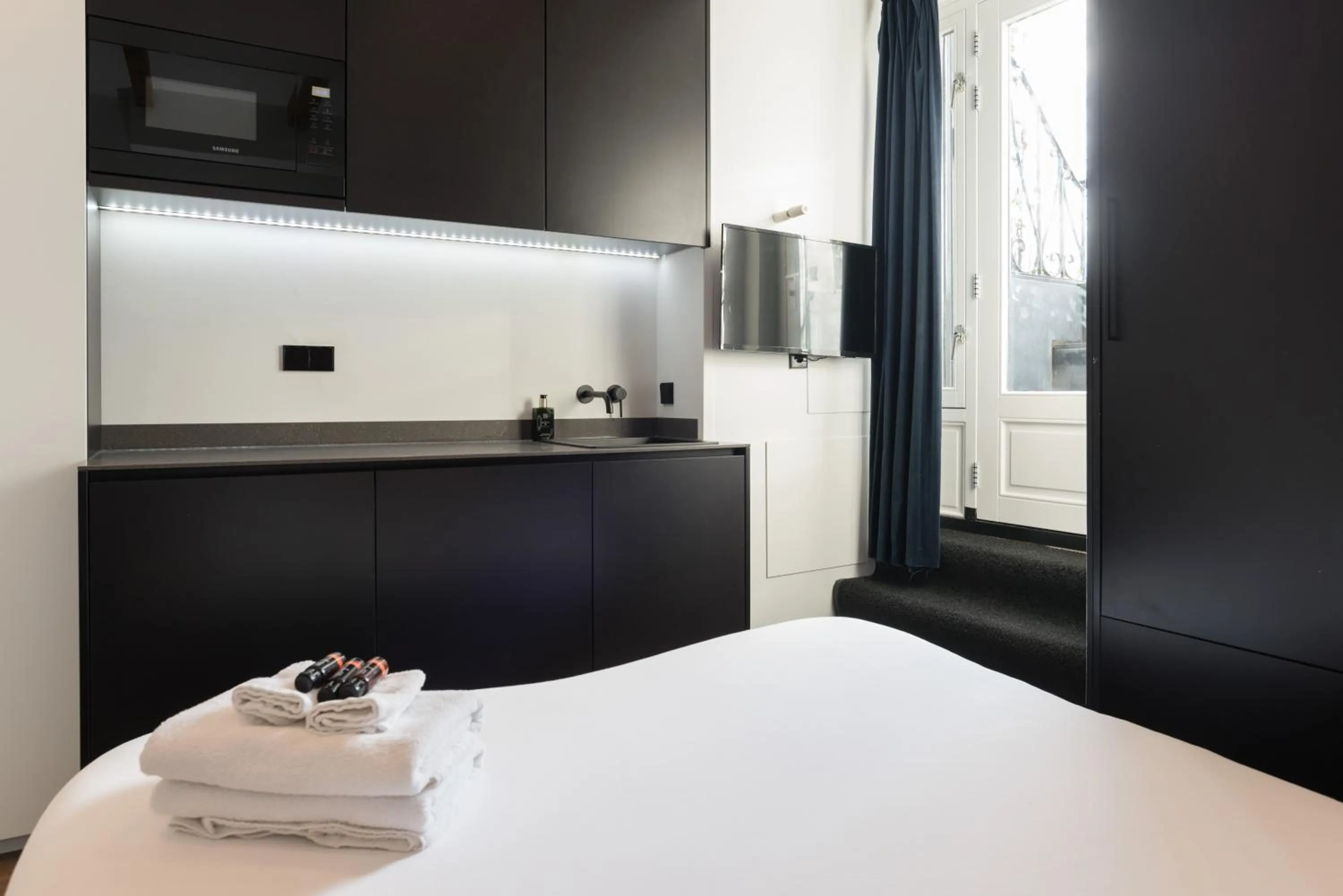 Bed in City centre studio canal belt