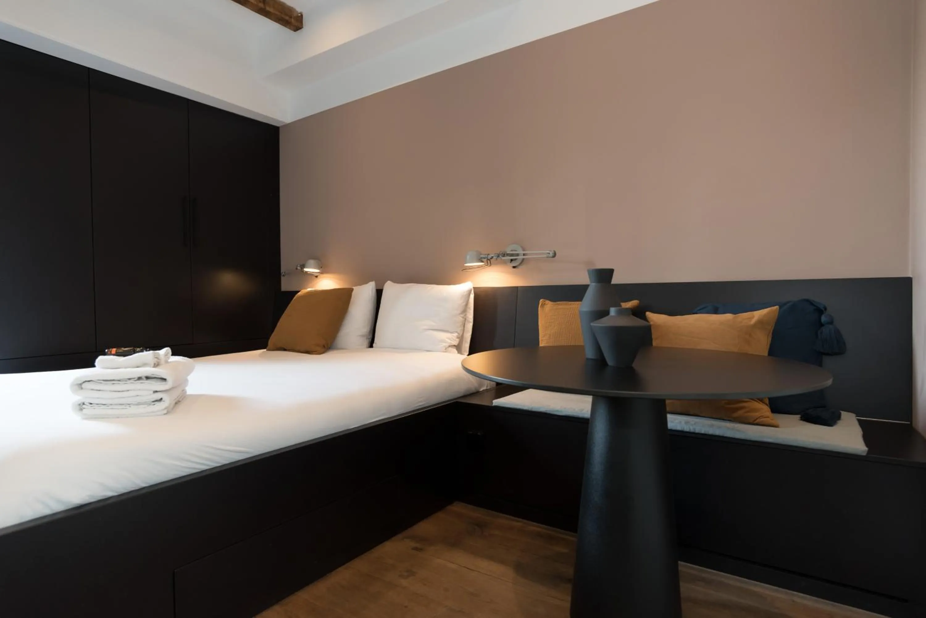 Bed in City centre studio canal belt