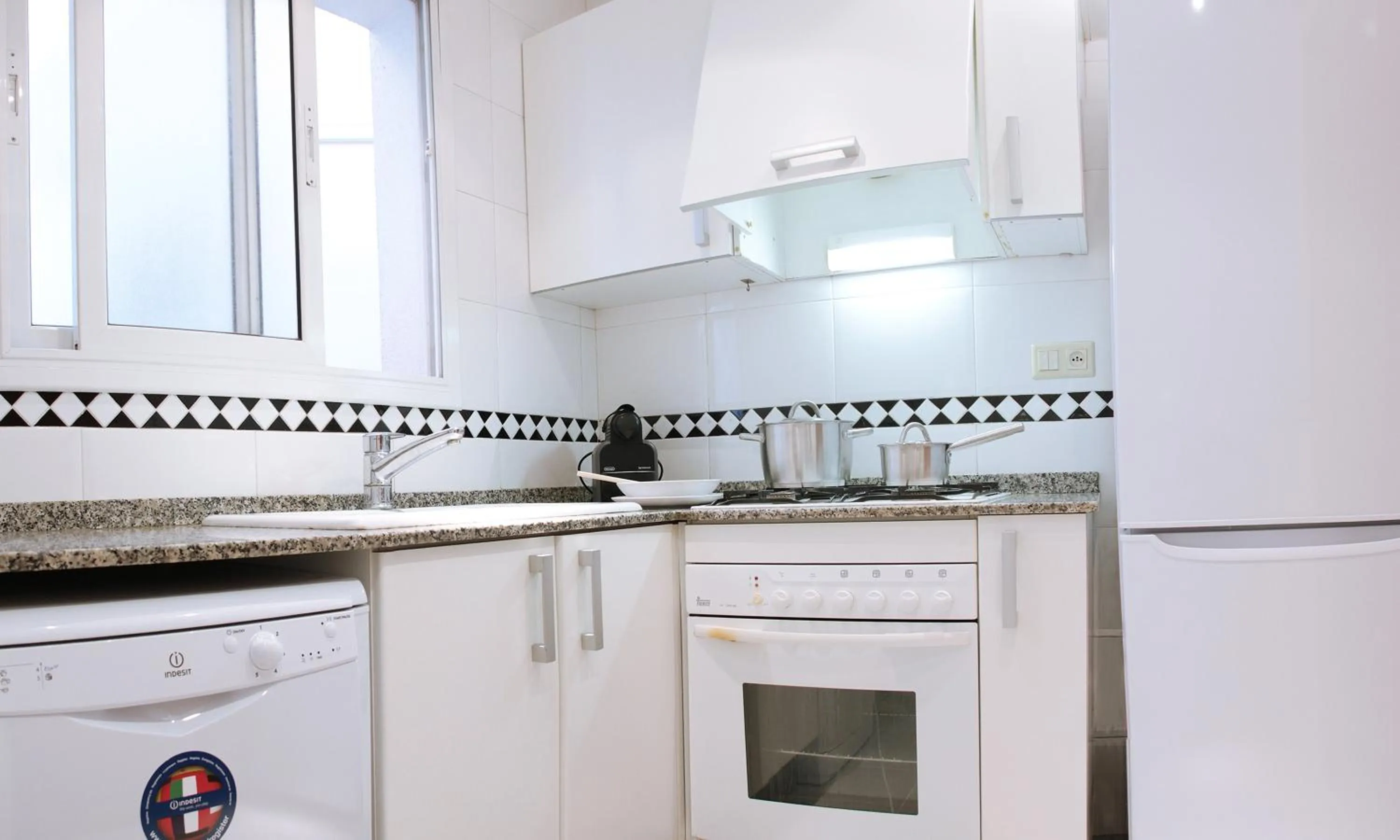 Kitchen or kitchenette in Alguera Apartments Napols