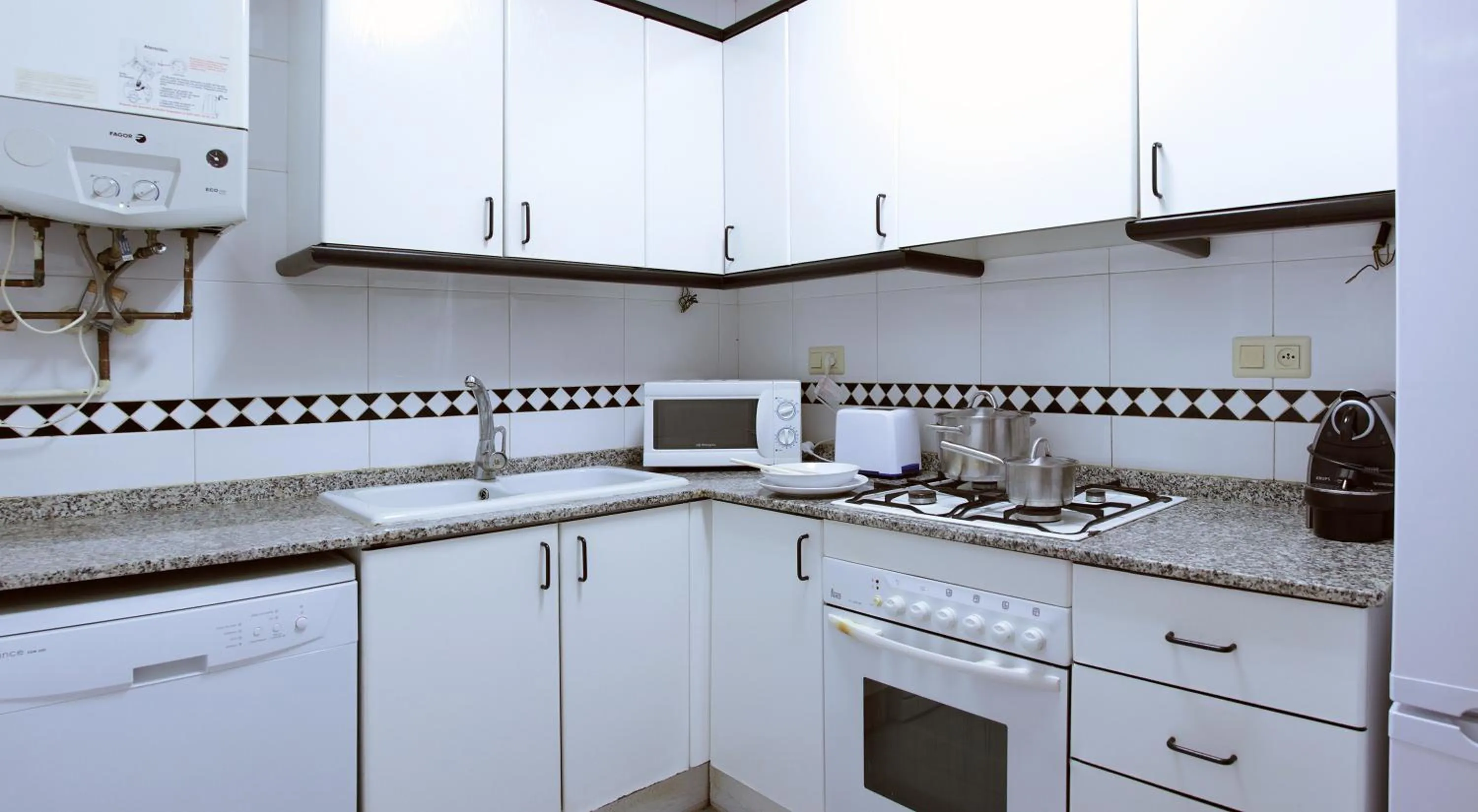 Kitchen or kitchenette in Alguera Apartments Napols