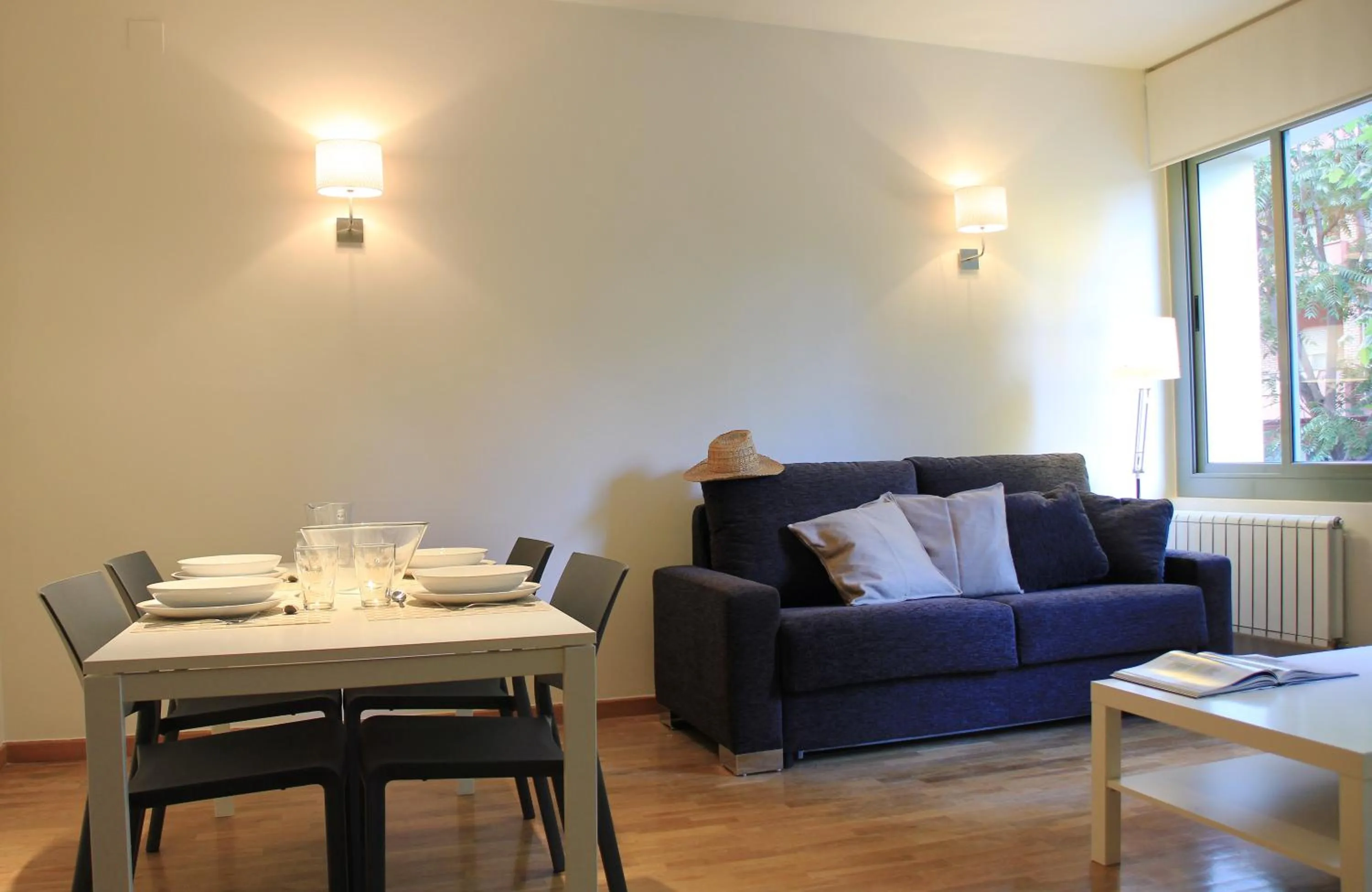 Dining area in Alguera Apartments Napols
