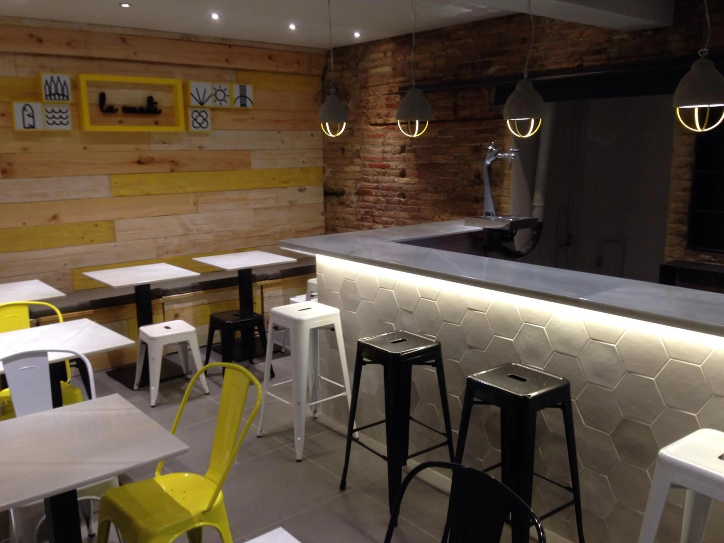 Lounge or bar in Alguera Apartments Napols