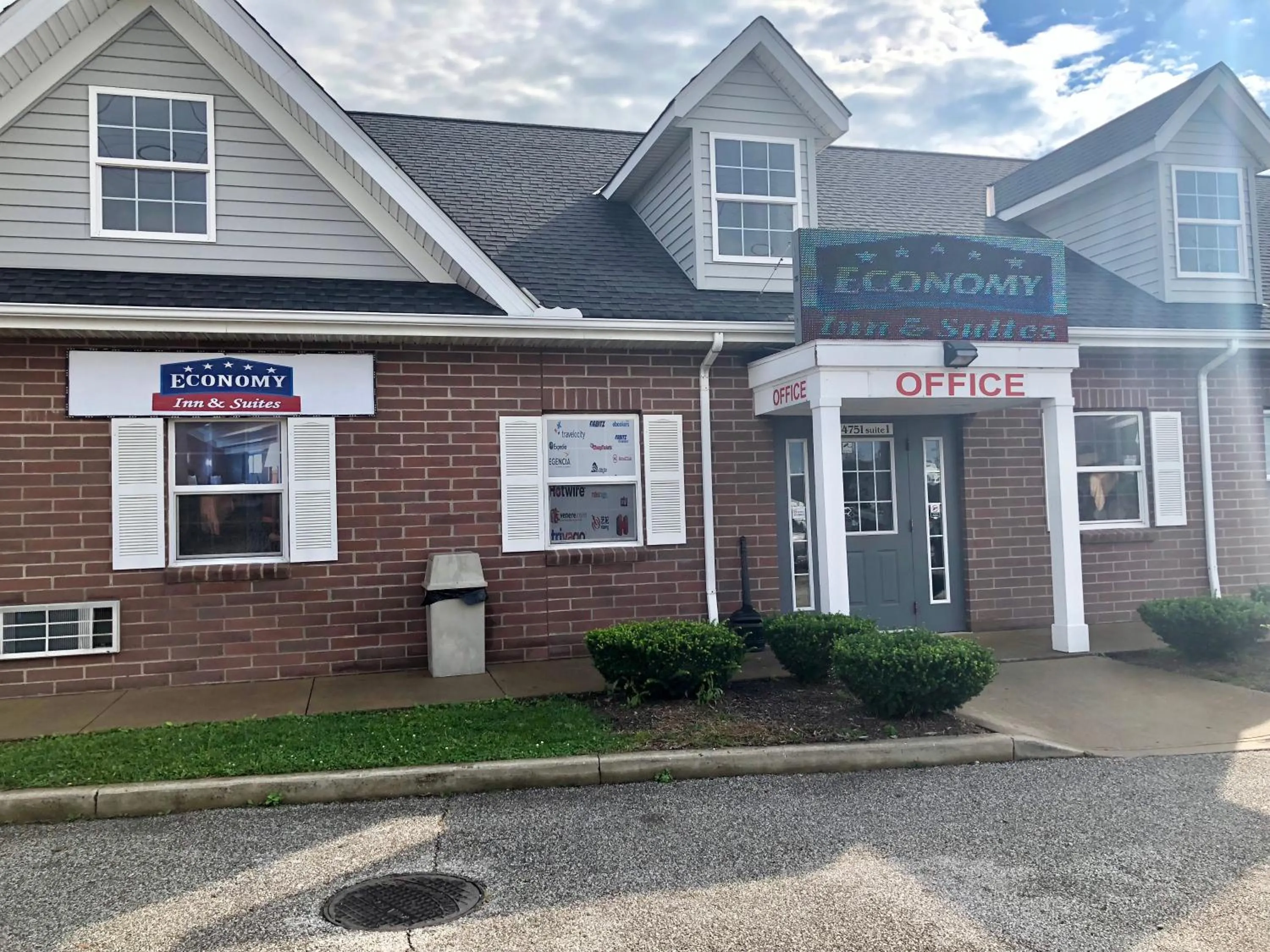 Economy Inn North Randall