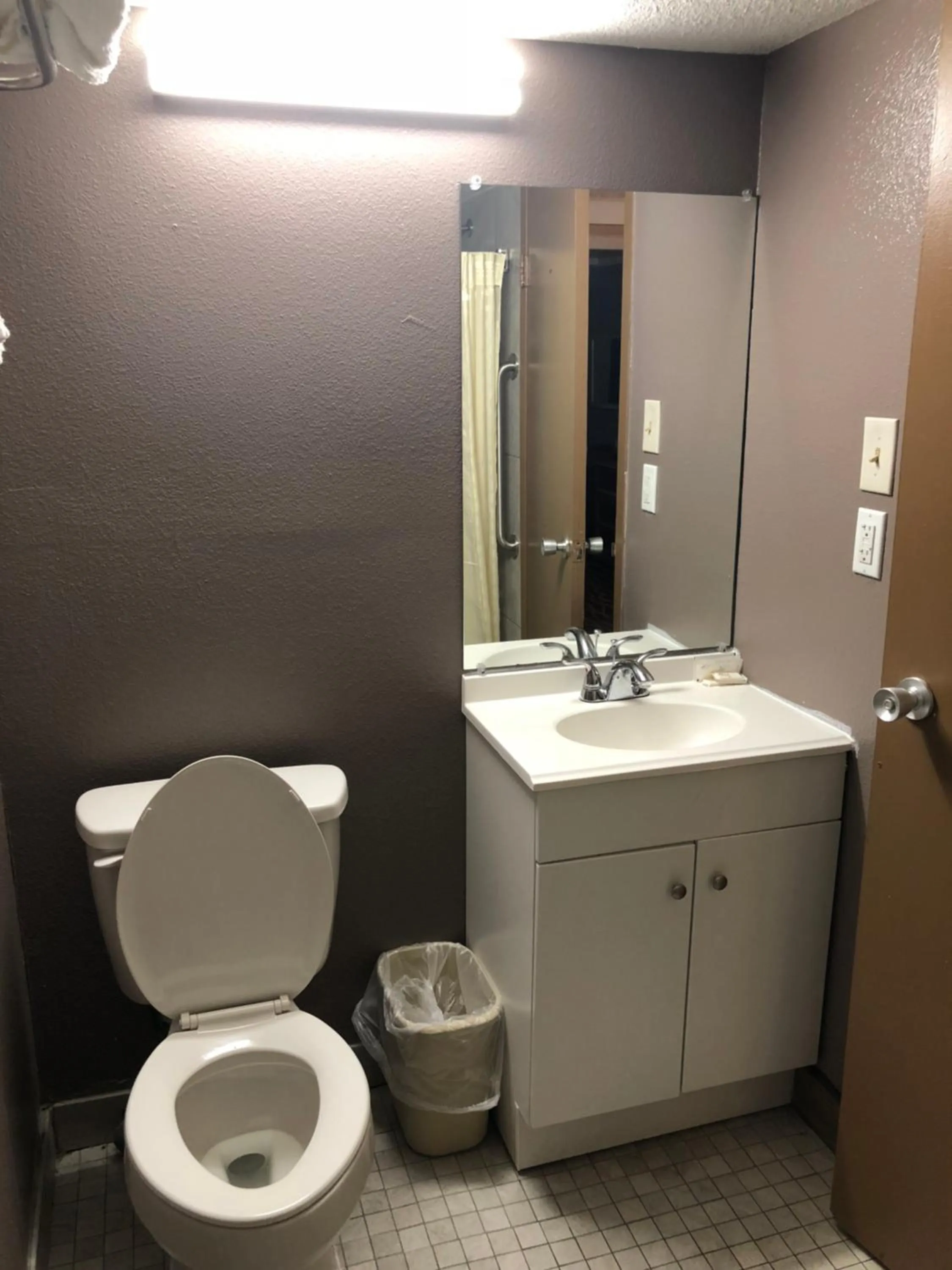 Economy Inn North Randall