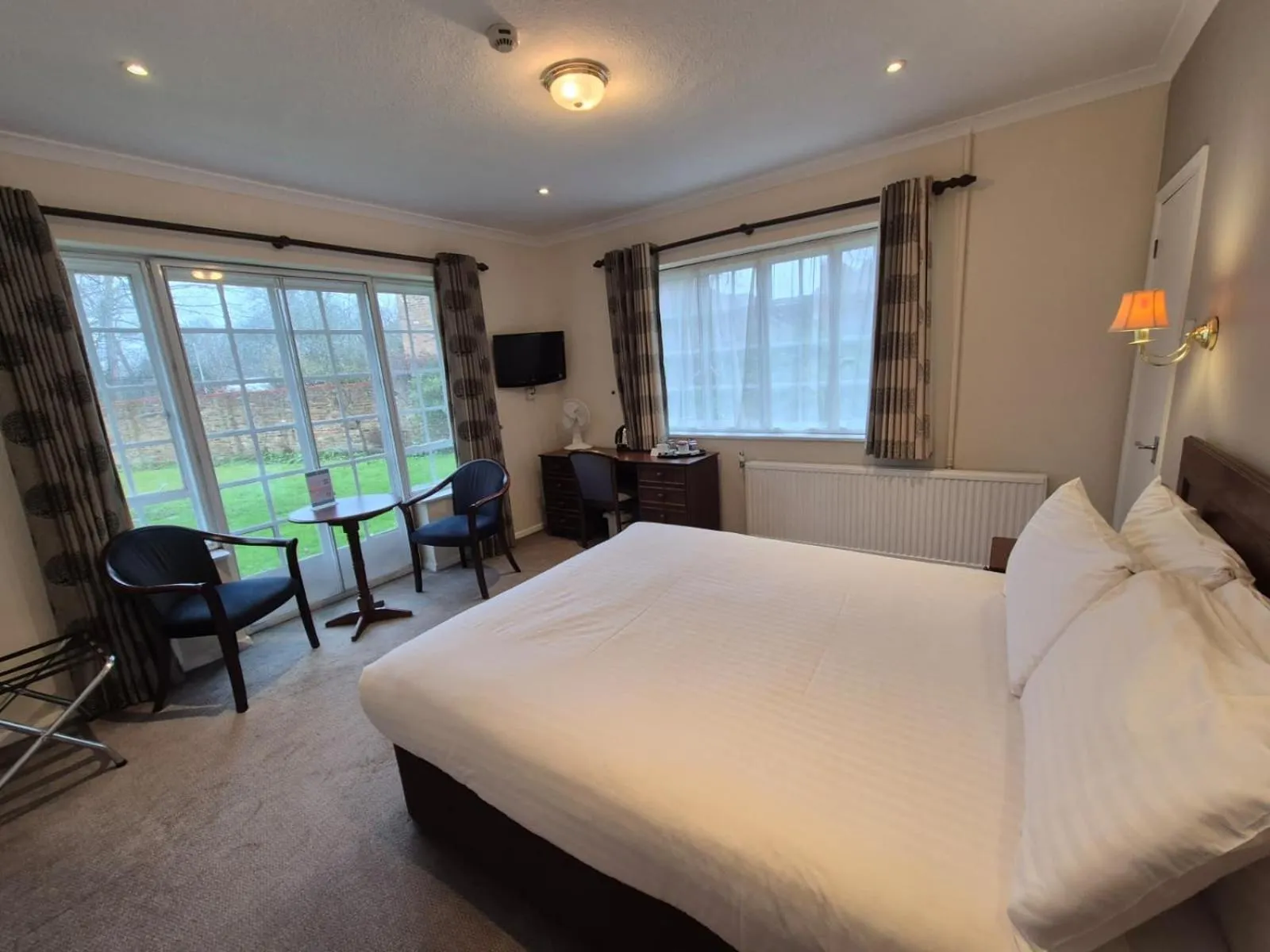 Bedroom, Bed in Warren Lodge