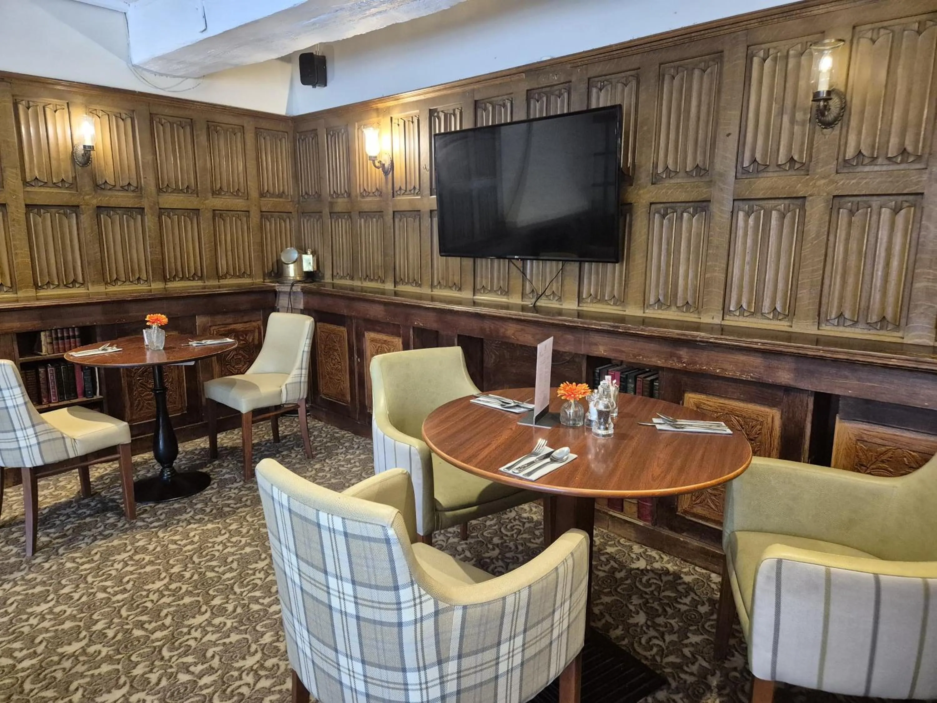 Restaurant/places to eat in Warren Lodge