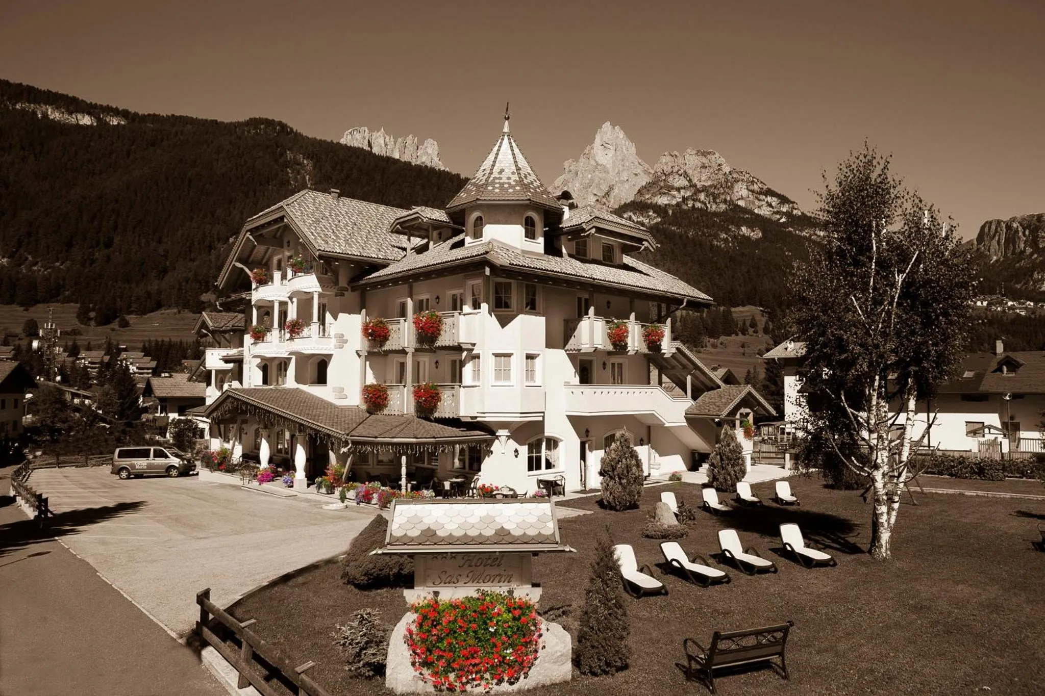 Facade/entrance in Hotel Chalet Sas Morin