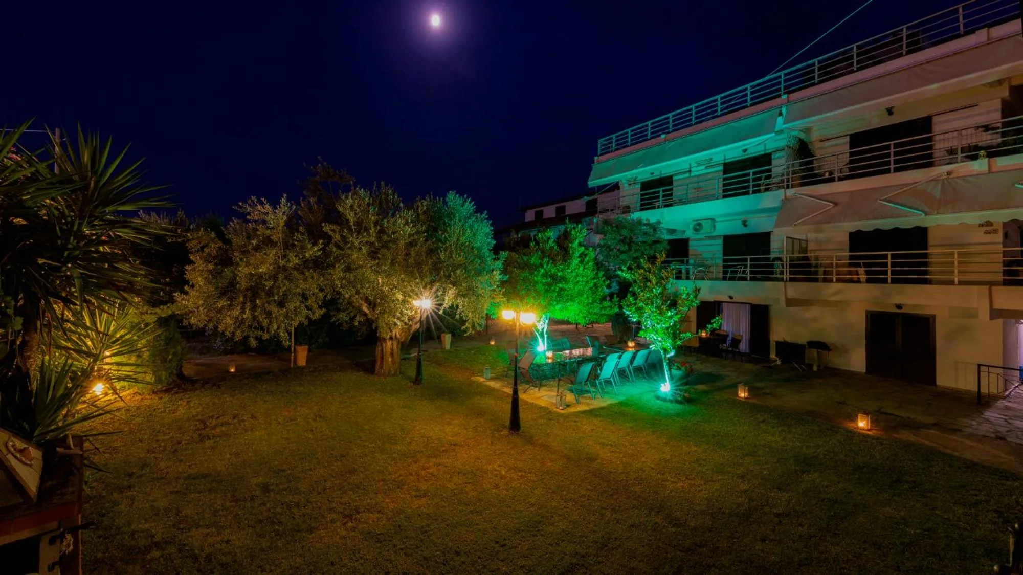 Garden in Salonikiou Beach Apartments & Villas