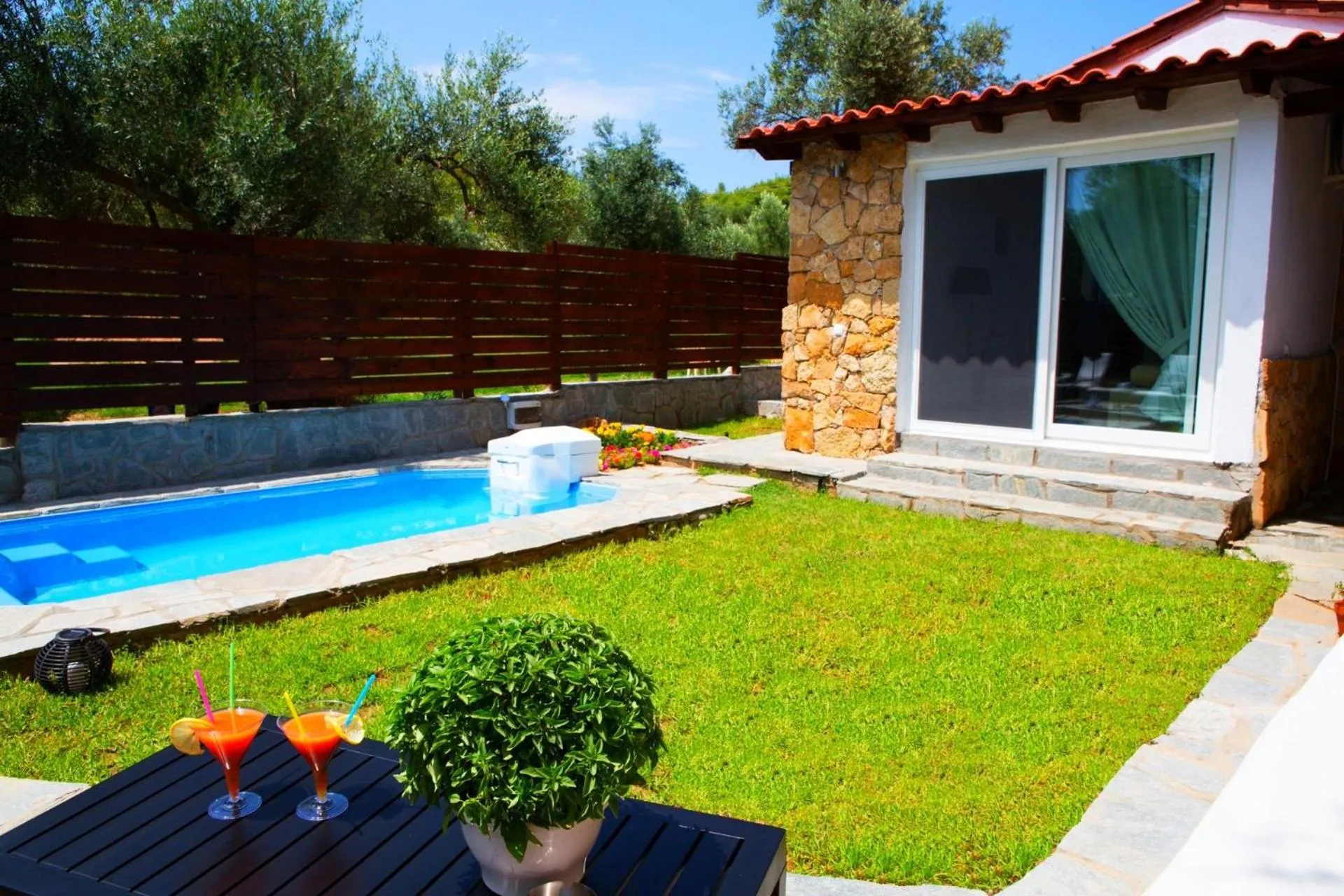 Garden in Salonikiou Beach Apartments & Villas