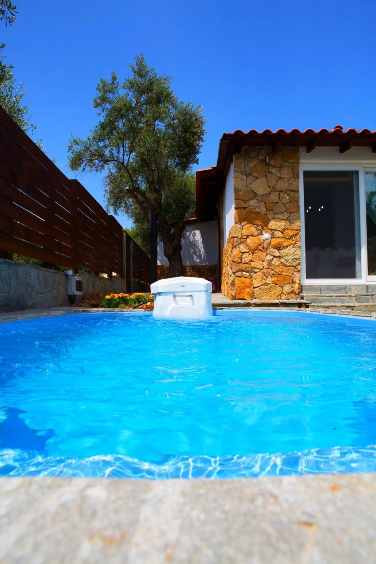 Swimming pool in Salonikiou Beach Apartments & Villas