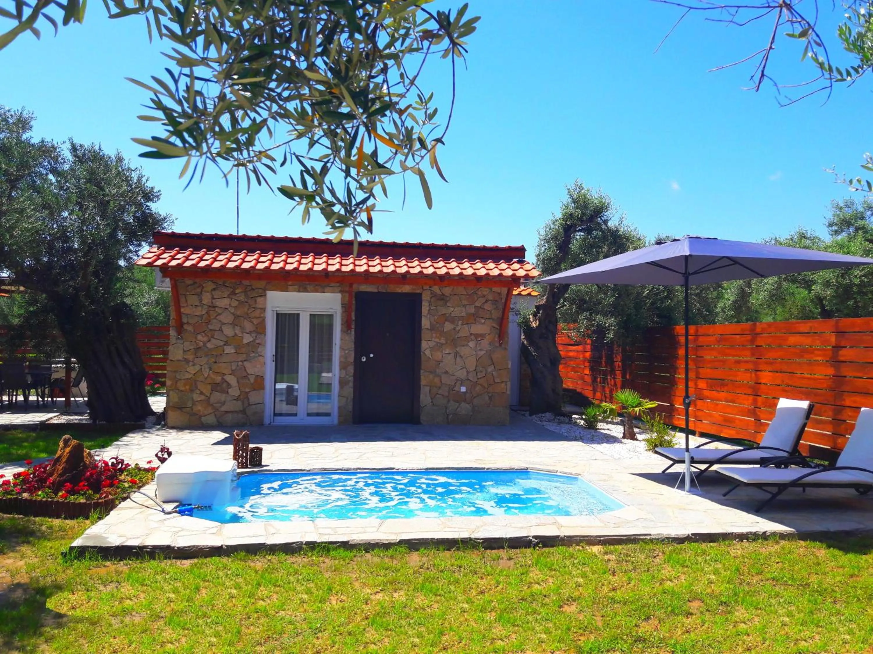 Garden in Salonikiou Beach Apartments & Villas