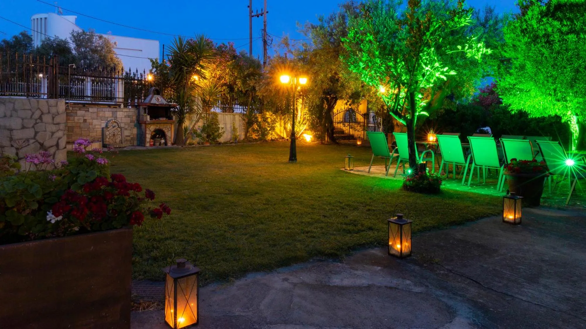 Garden in Salonikiou Beach Apartments & Villas