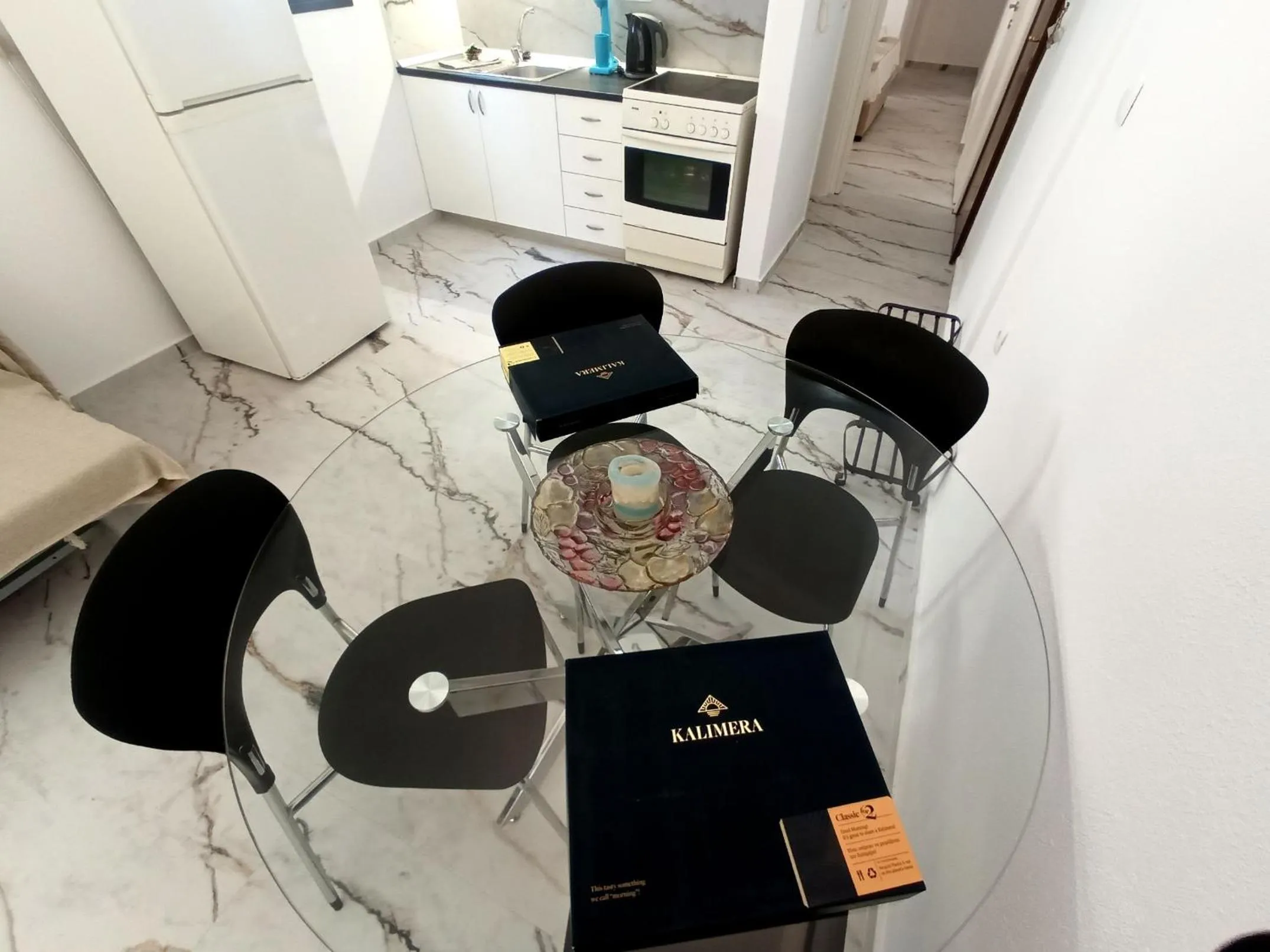 Kitchen or kitchenette in Salonikiou Beach Apartments & Villas