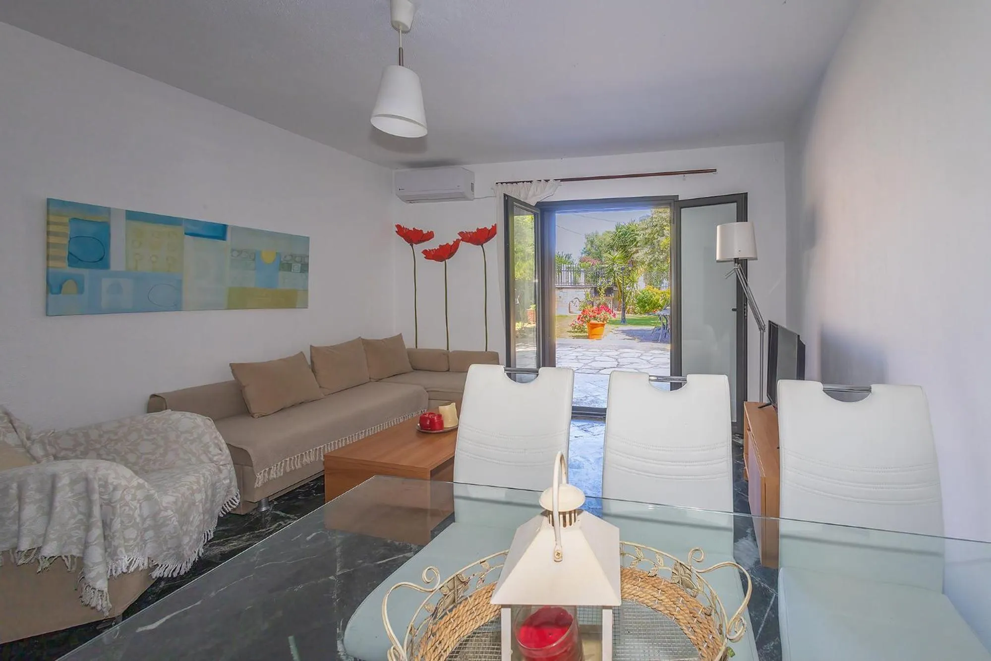 TV and multimedia in Salonikiou Beach Apartments & Villas