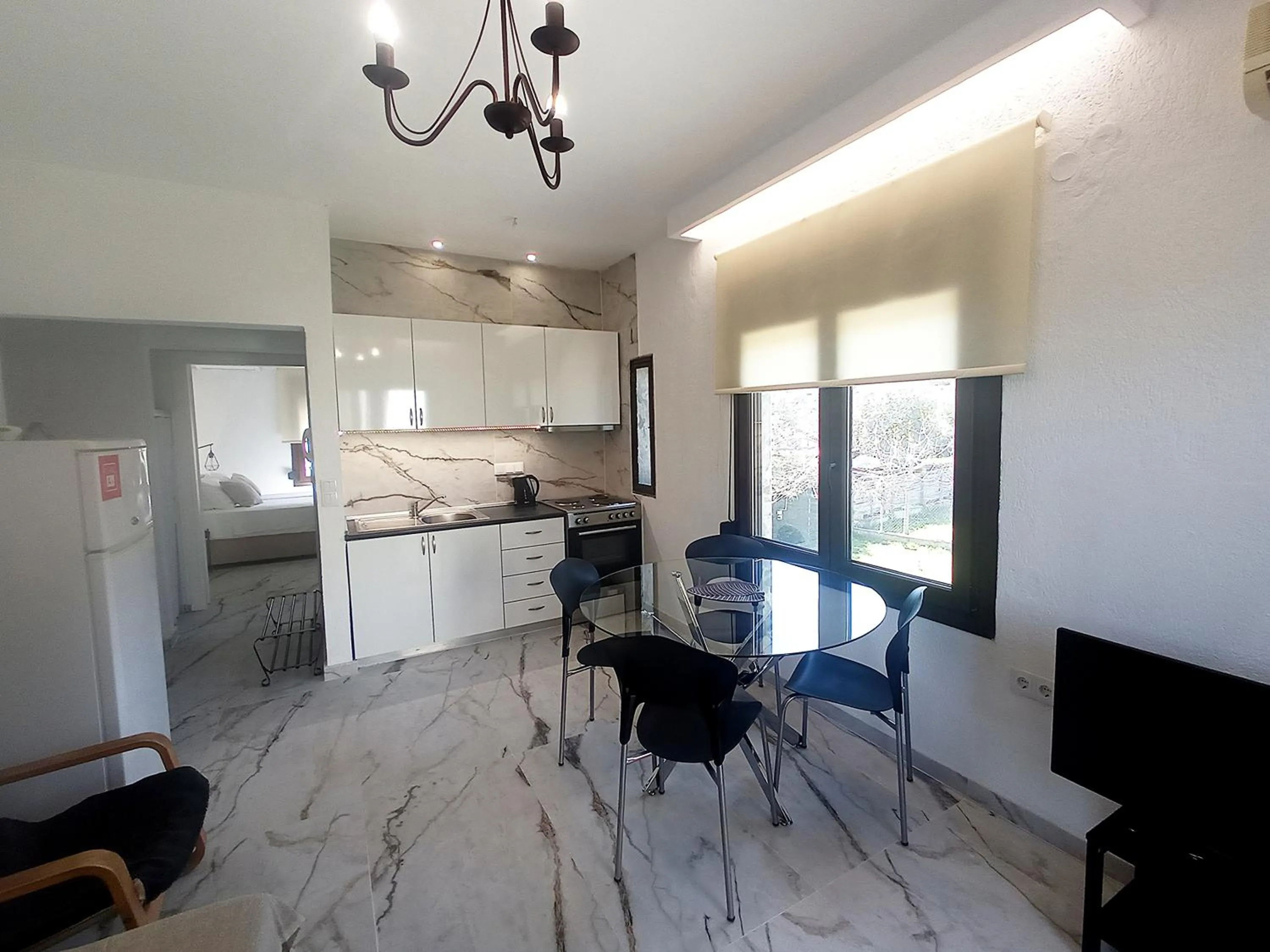 Kitchen or kitchenette in Salonikiou Beach Apartments & Villas