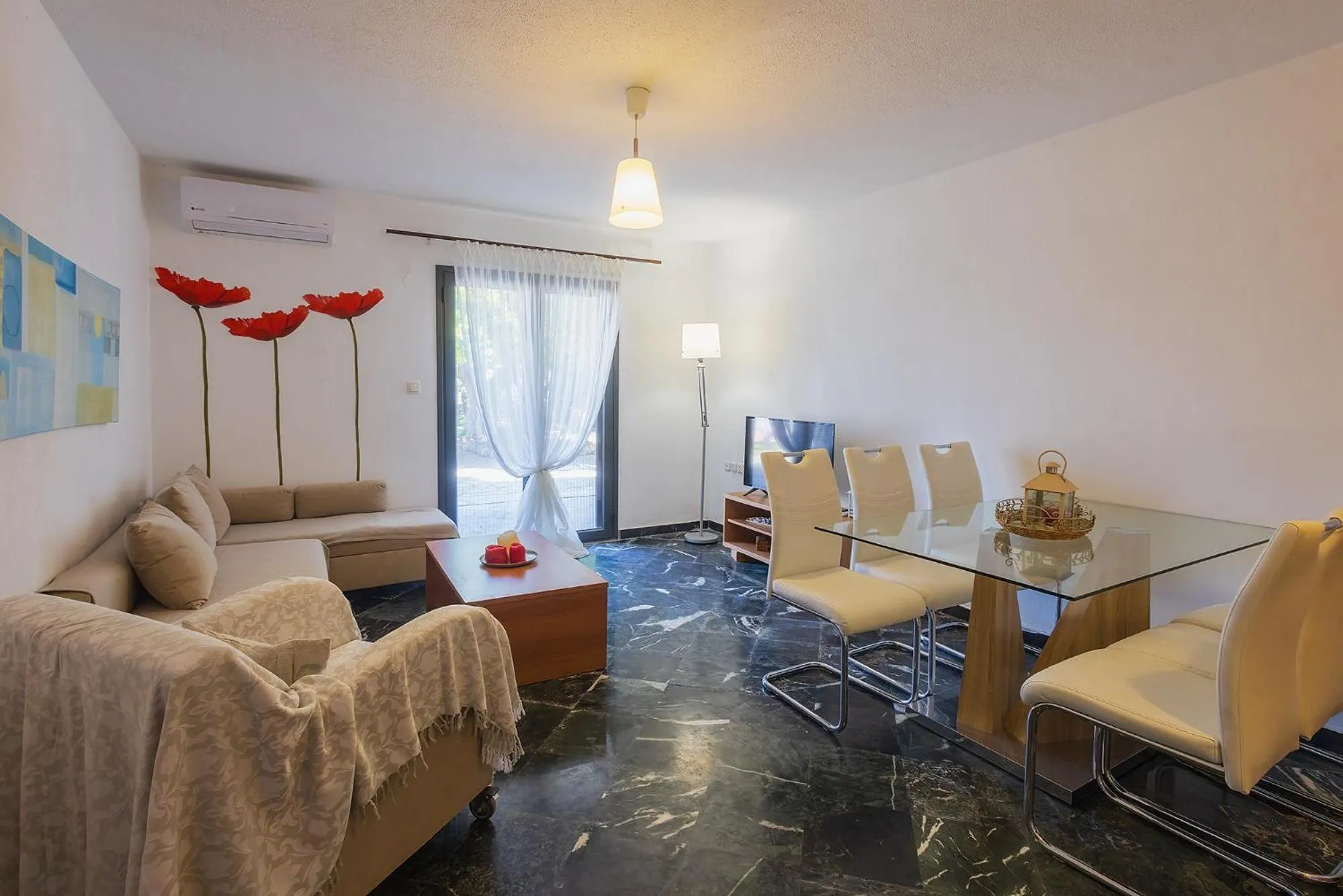 Seating area in Salonikiou Beach Apartments & Villas