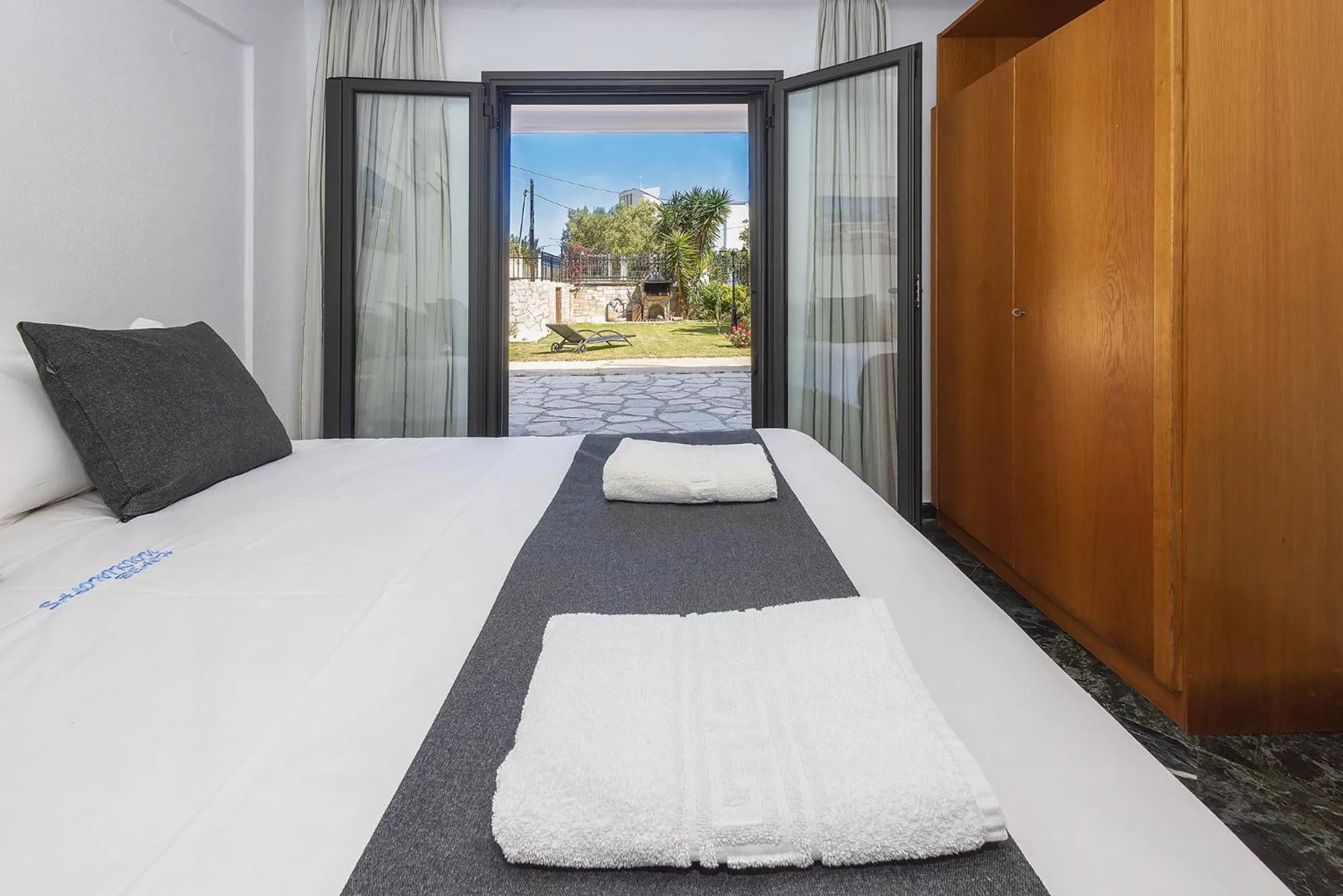 Bed in Salonikiou Beach Apartments & Villas