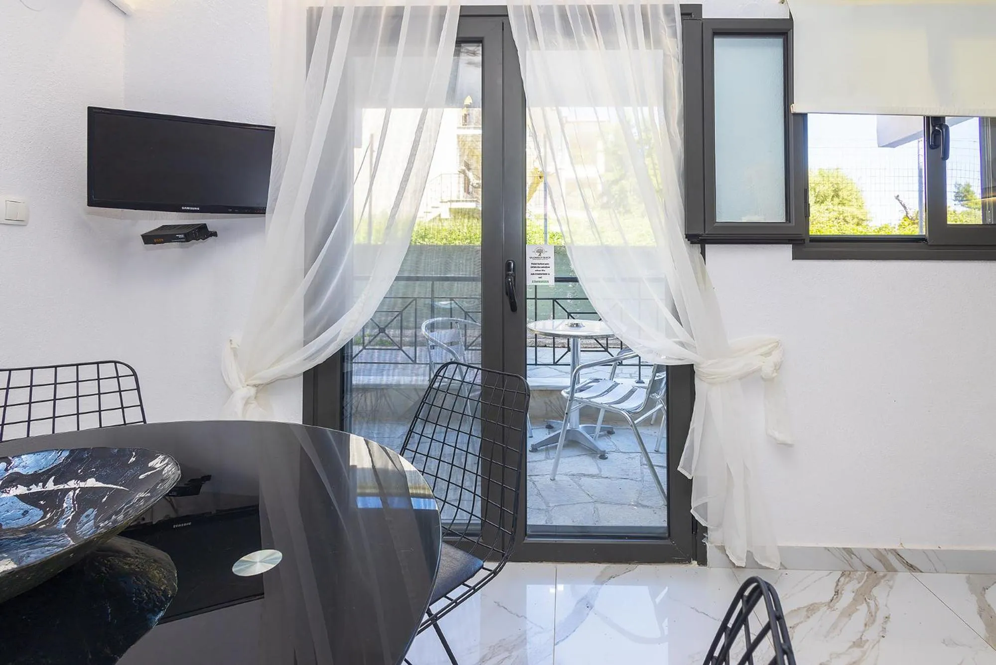 Dining area in Salonikiou Beach Apartments & Villas