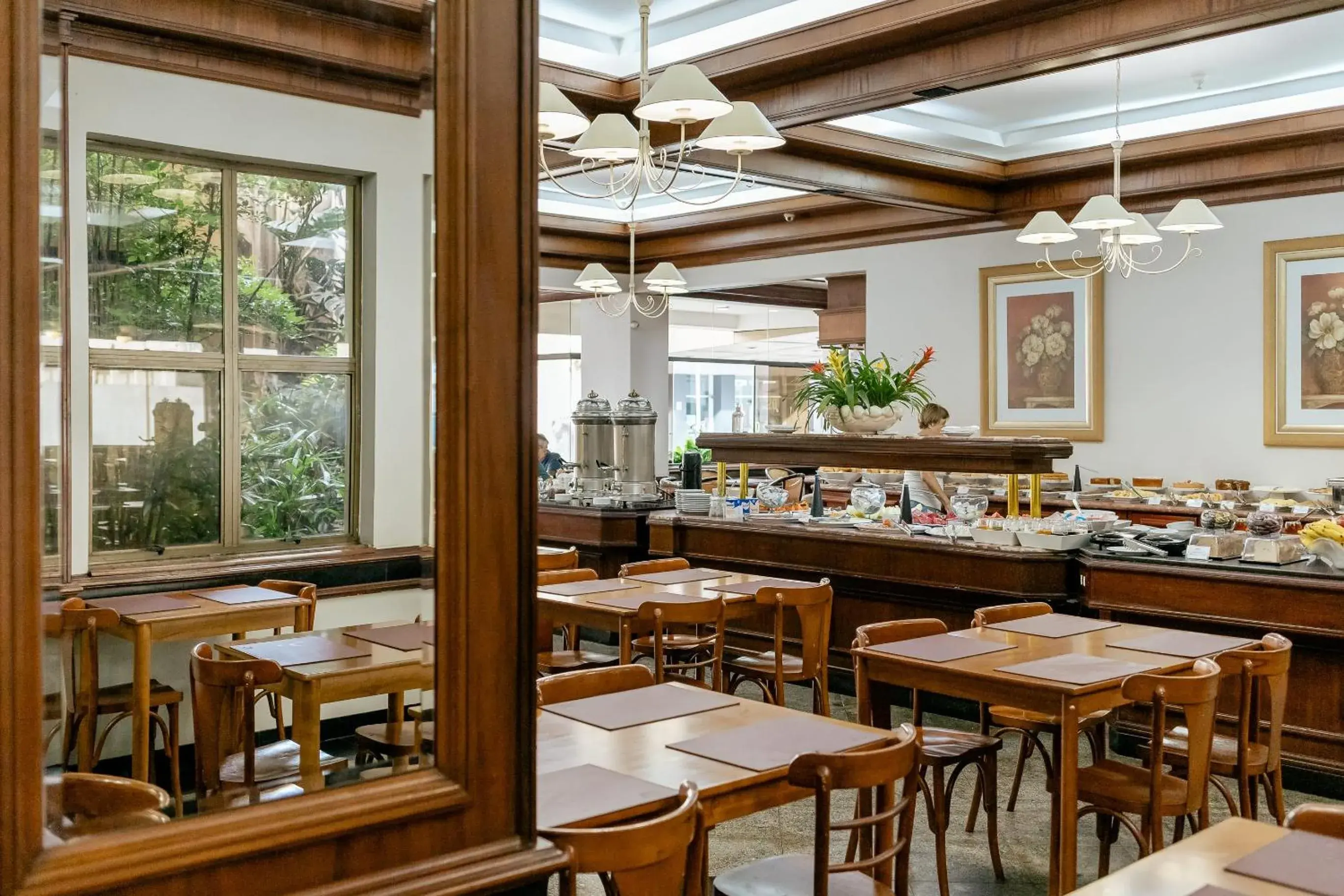 Restaurant/places to eat in Hotel Carlton Plaza Restaurant/places to eat in Hotel Carlton Plaza