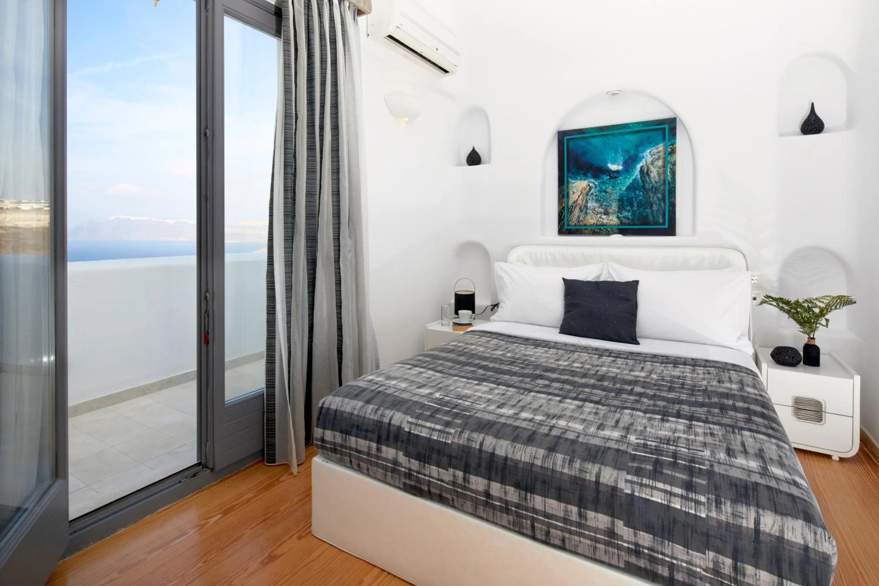 Bed in Santorini Princess Presidential Suites