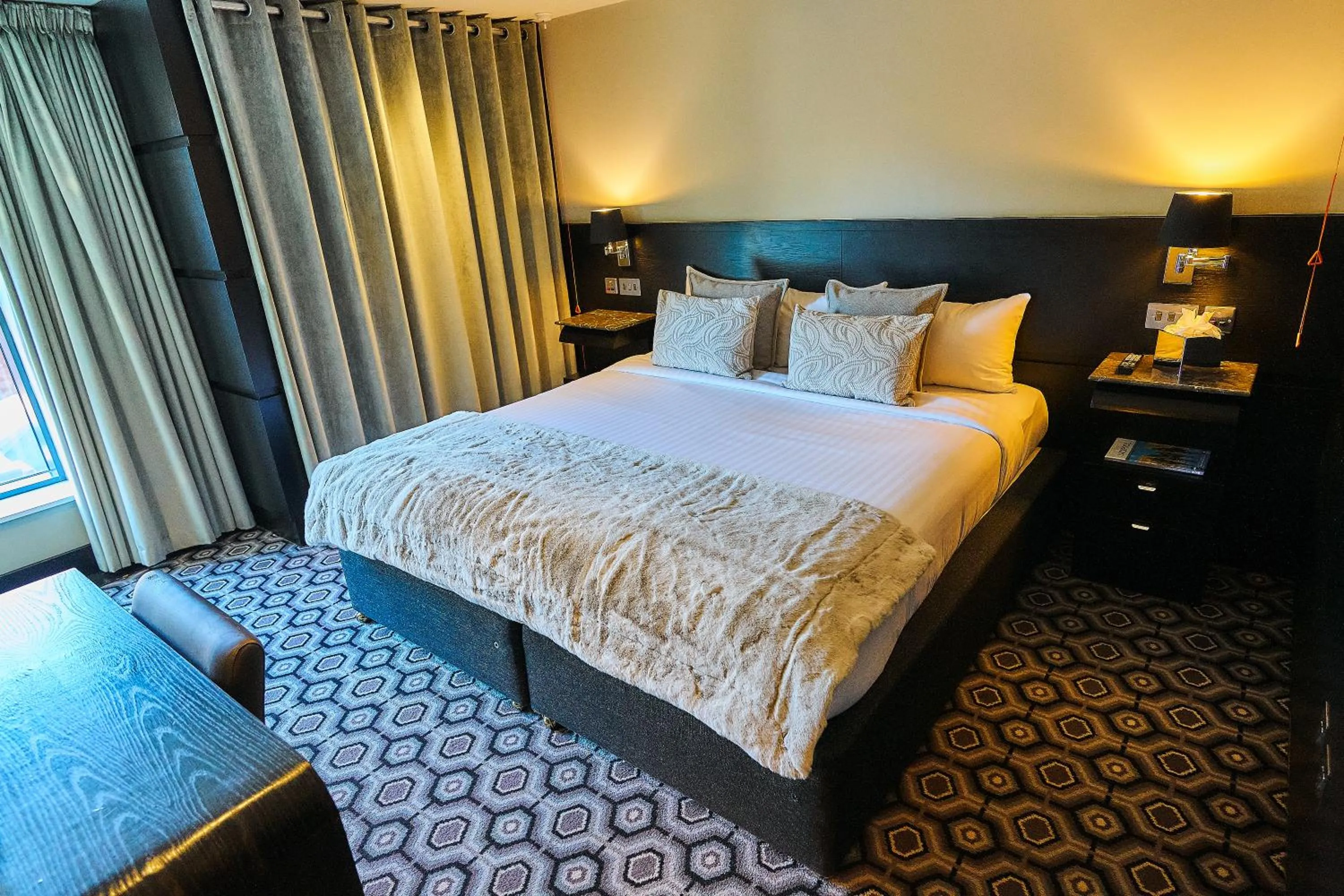 Photo of the whole room, Bed in The Vincent Hotel
