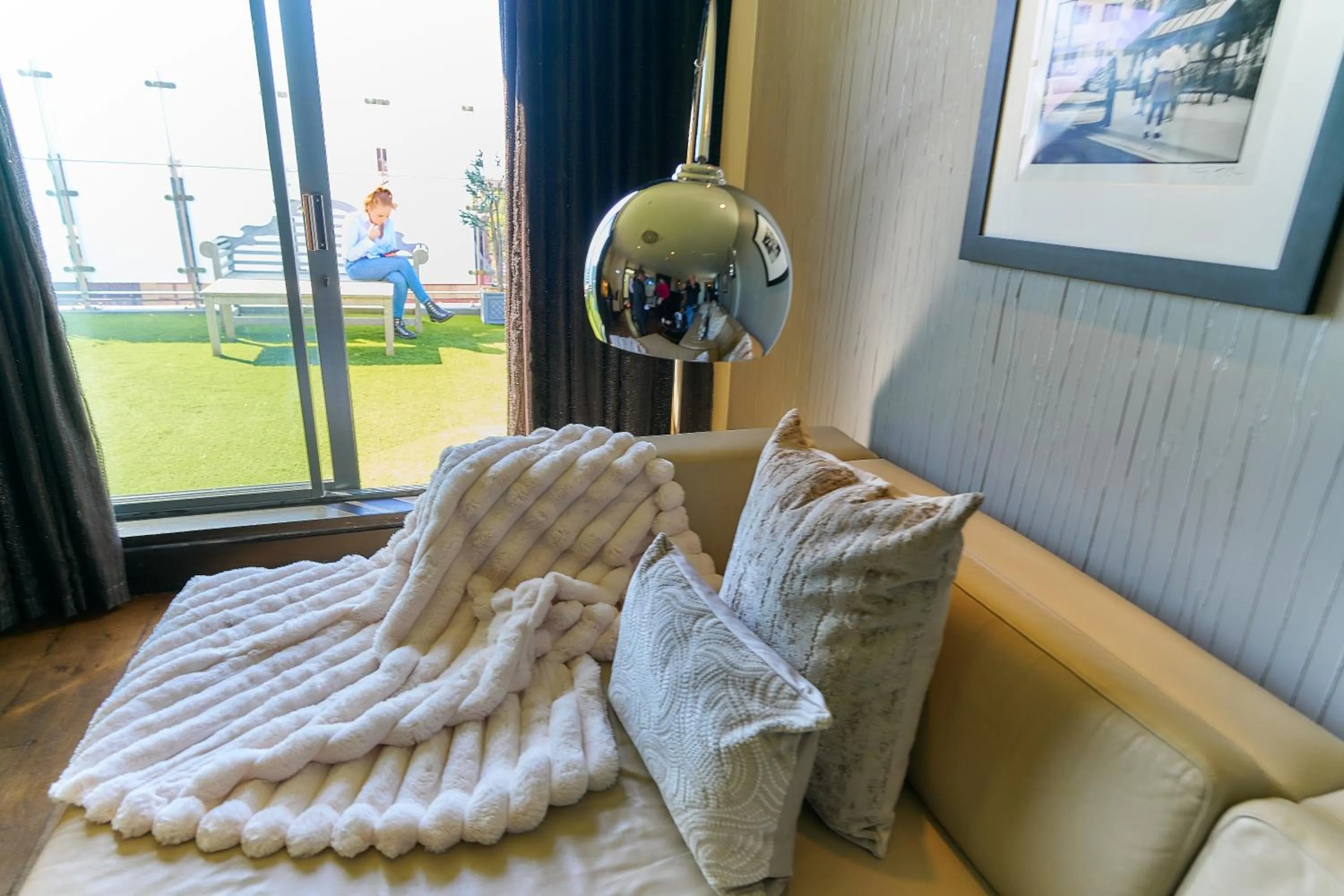 Lounge or bar, Bed in The Vincent Hotel