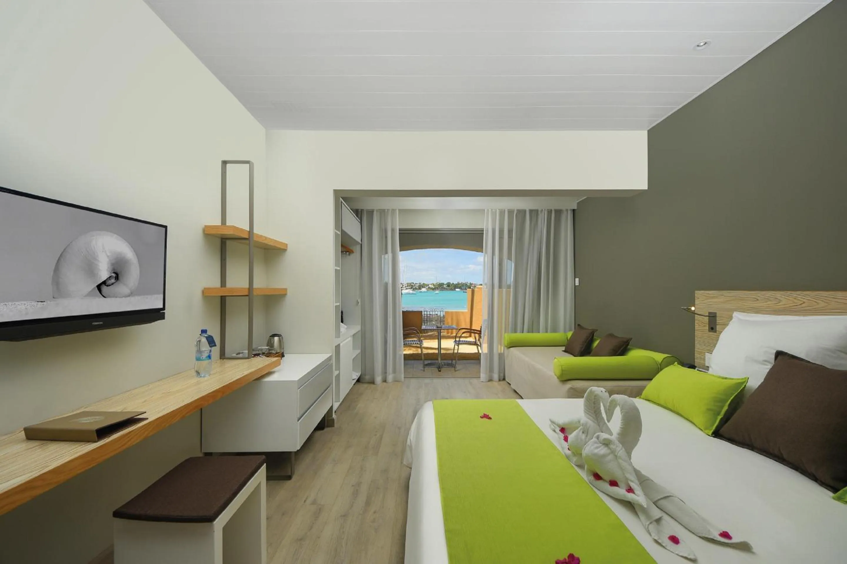 Bed in Mauricia Beachcomber Resort & Spa