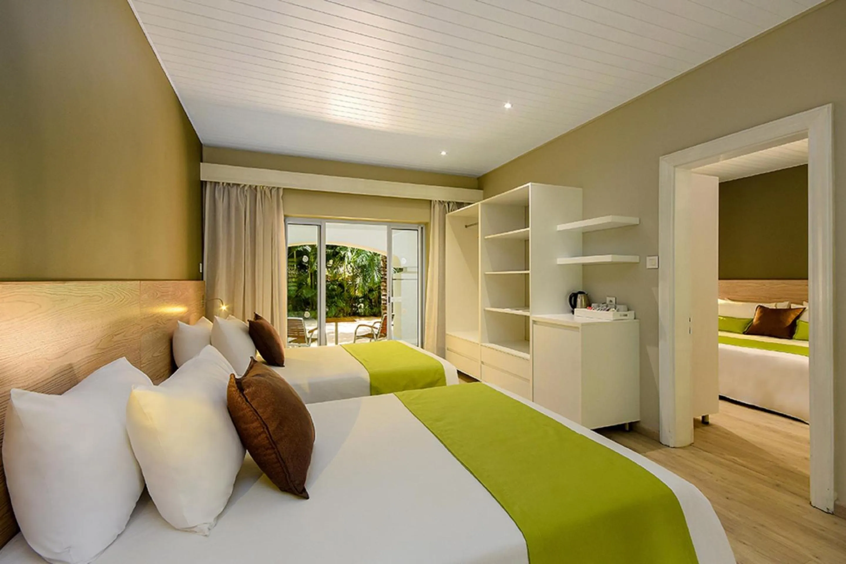 Bed in Mauricia Beachcomber Resort & Spa