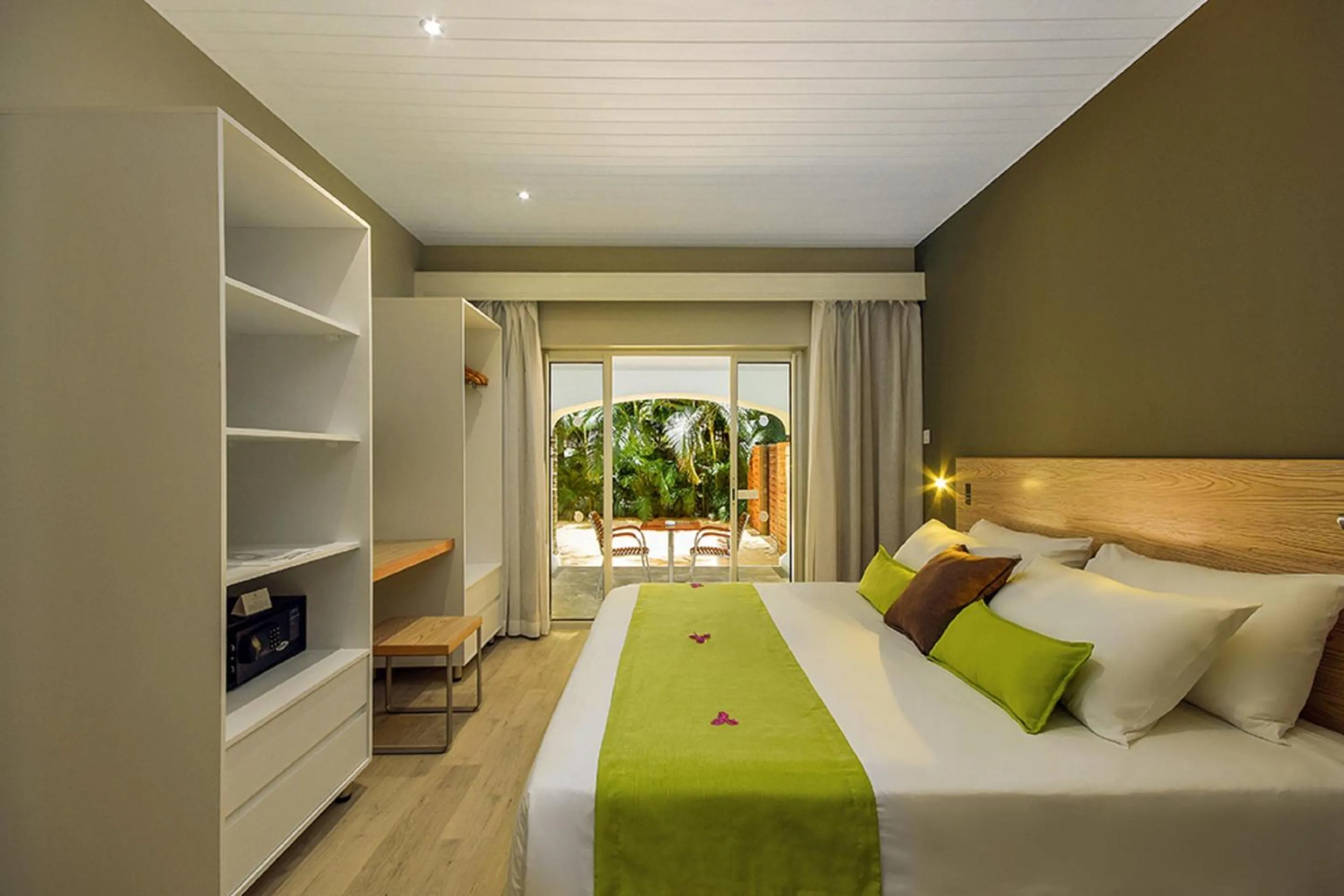 Bed in Mauricia Beachcomber Resort & Spa