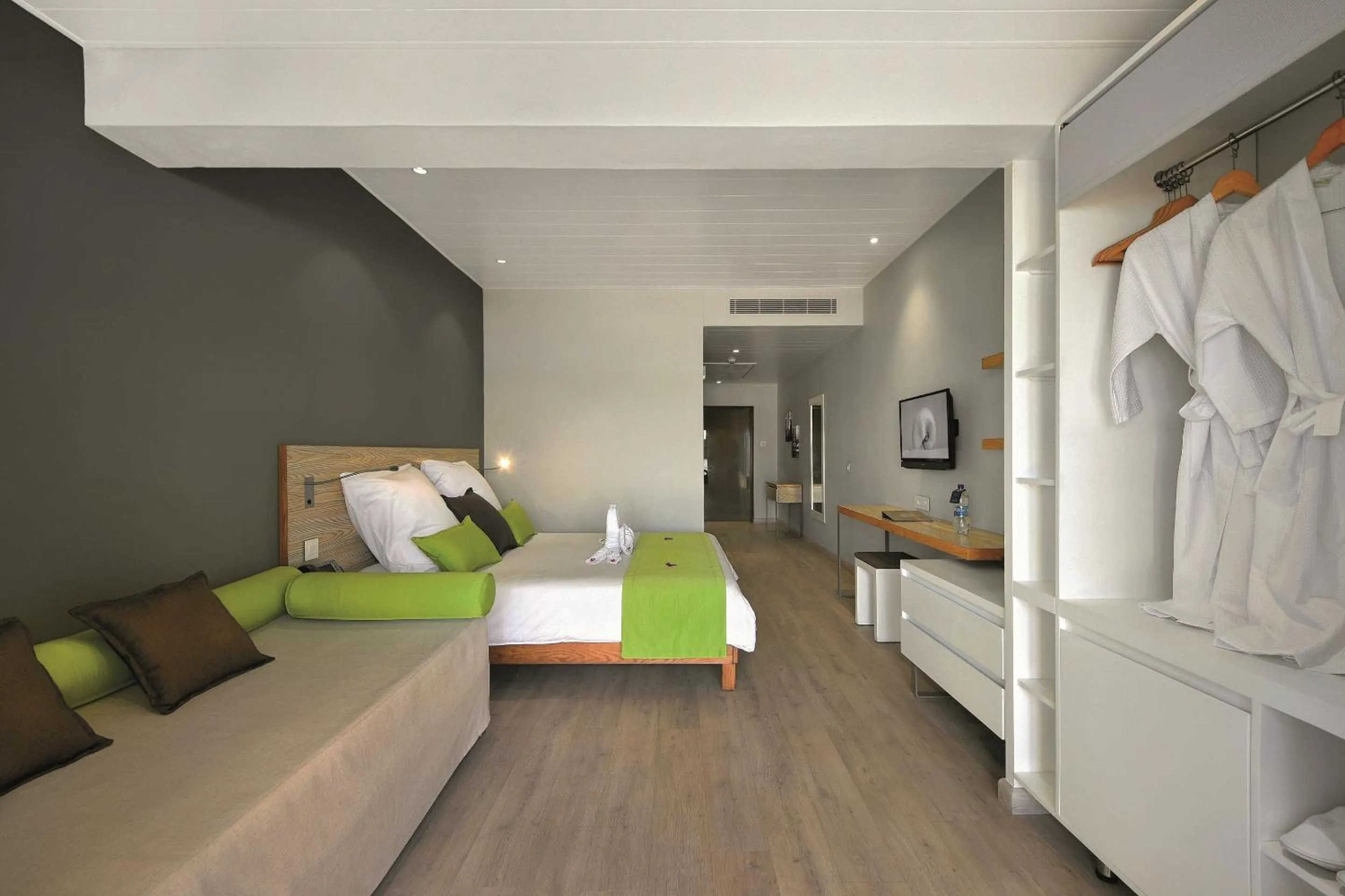 Bed in Mauricia Beachcomber Resort & Spa