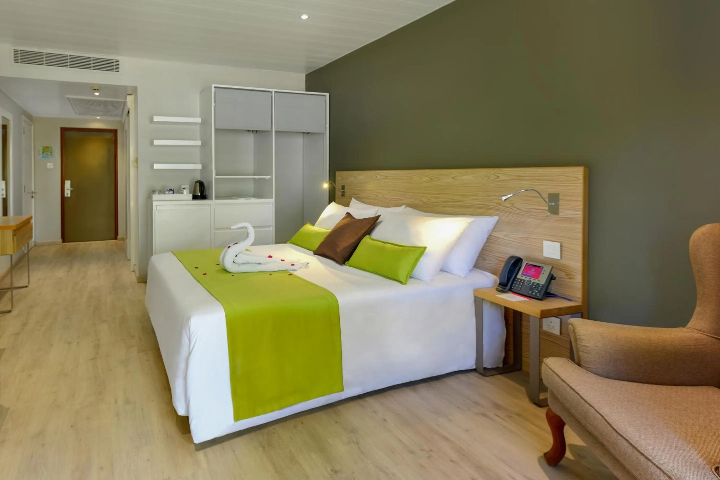 Bed in Mauricia Beachcomber Resort & Spa