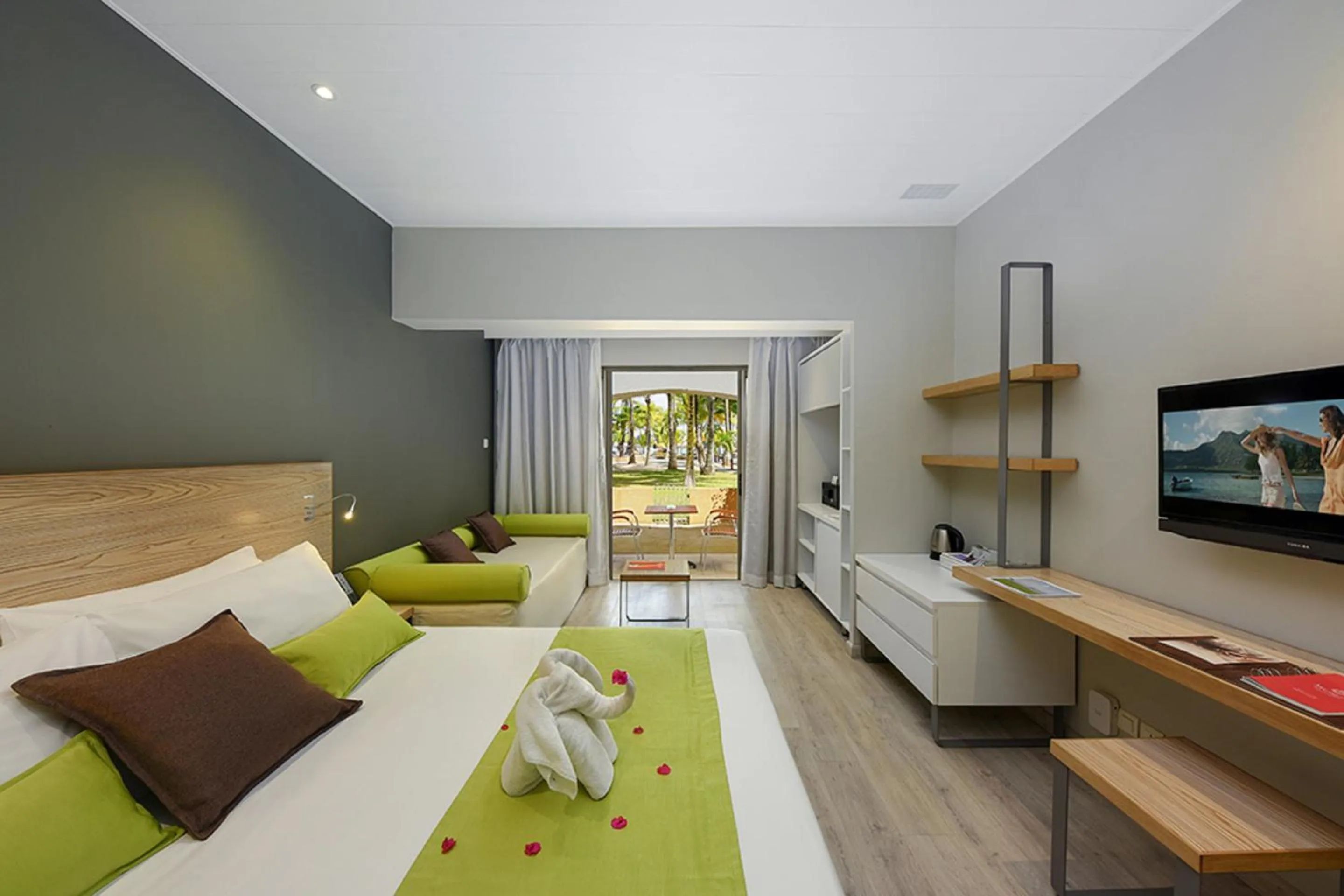 Bed in Mauricia Beachcomber Resort & Spa