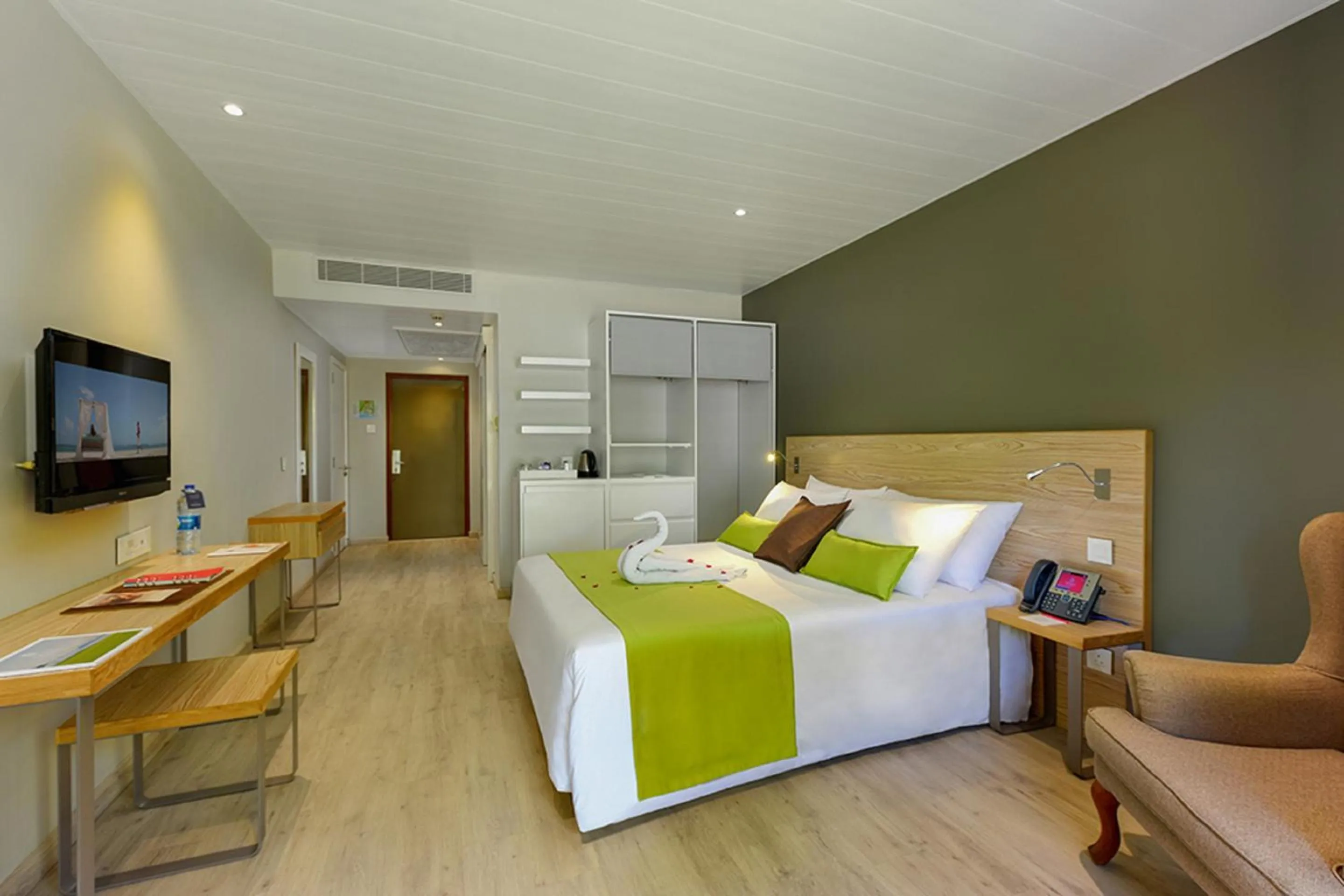 Bed in Mauricia Beachcomber Resort & Spa