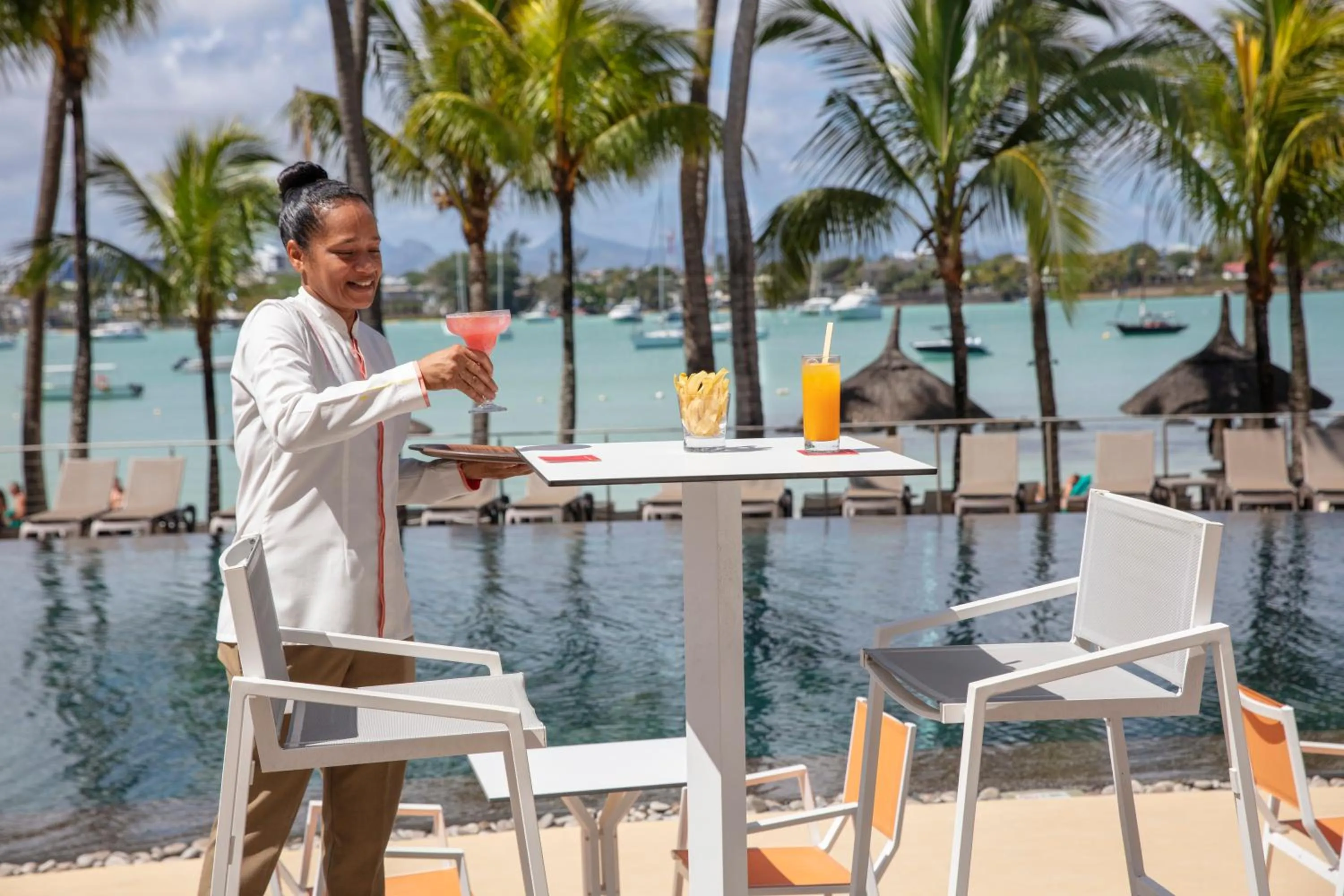 Lounge or bar in Mauricia Beachcomber Resort & Spa