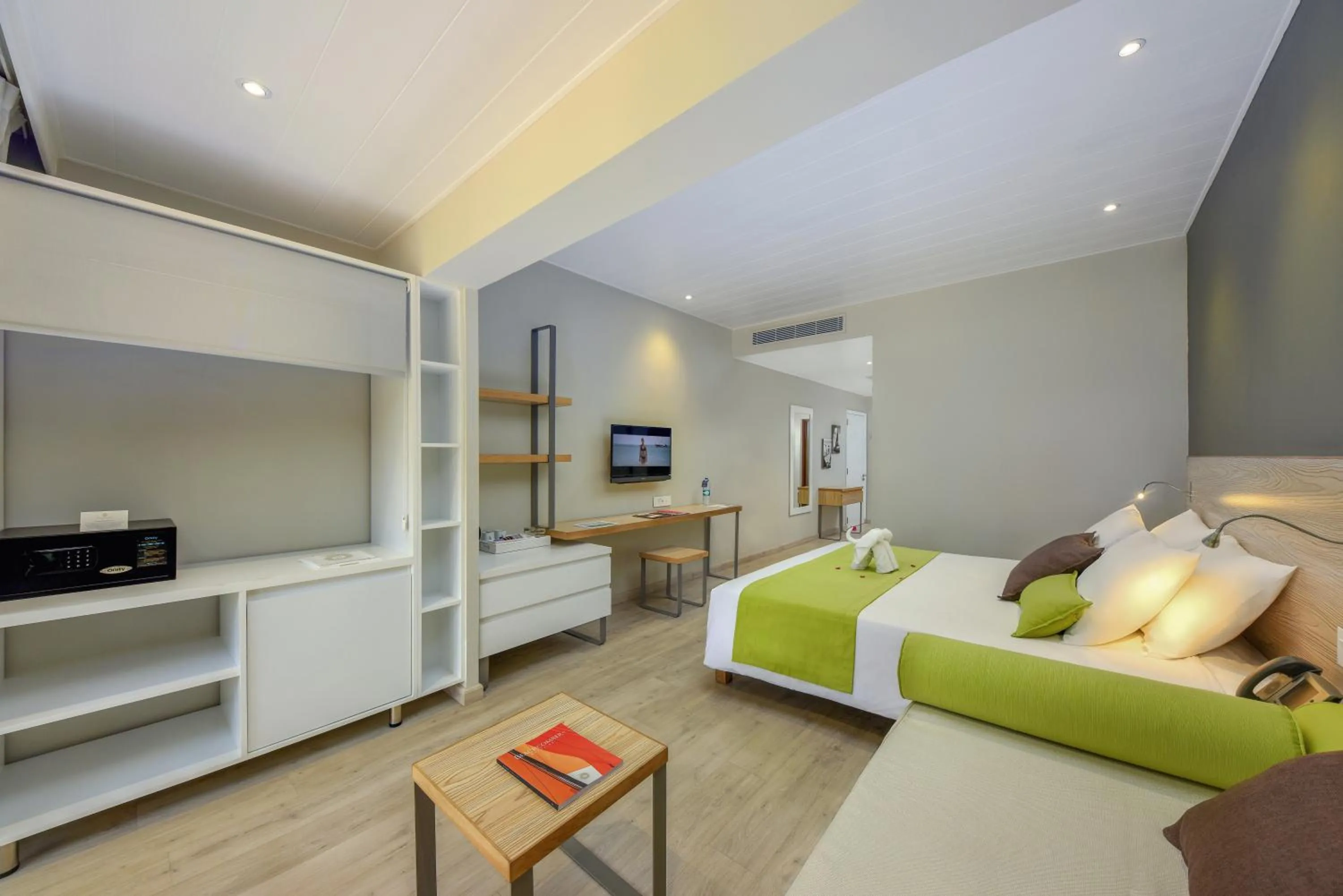 Bed in Mauricia Beachcomber Resort & Spa