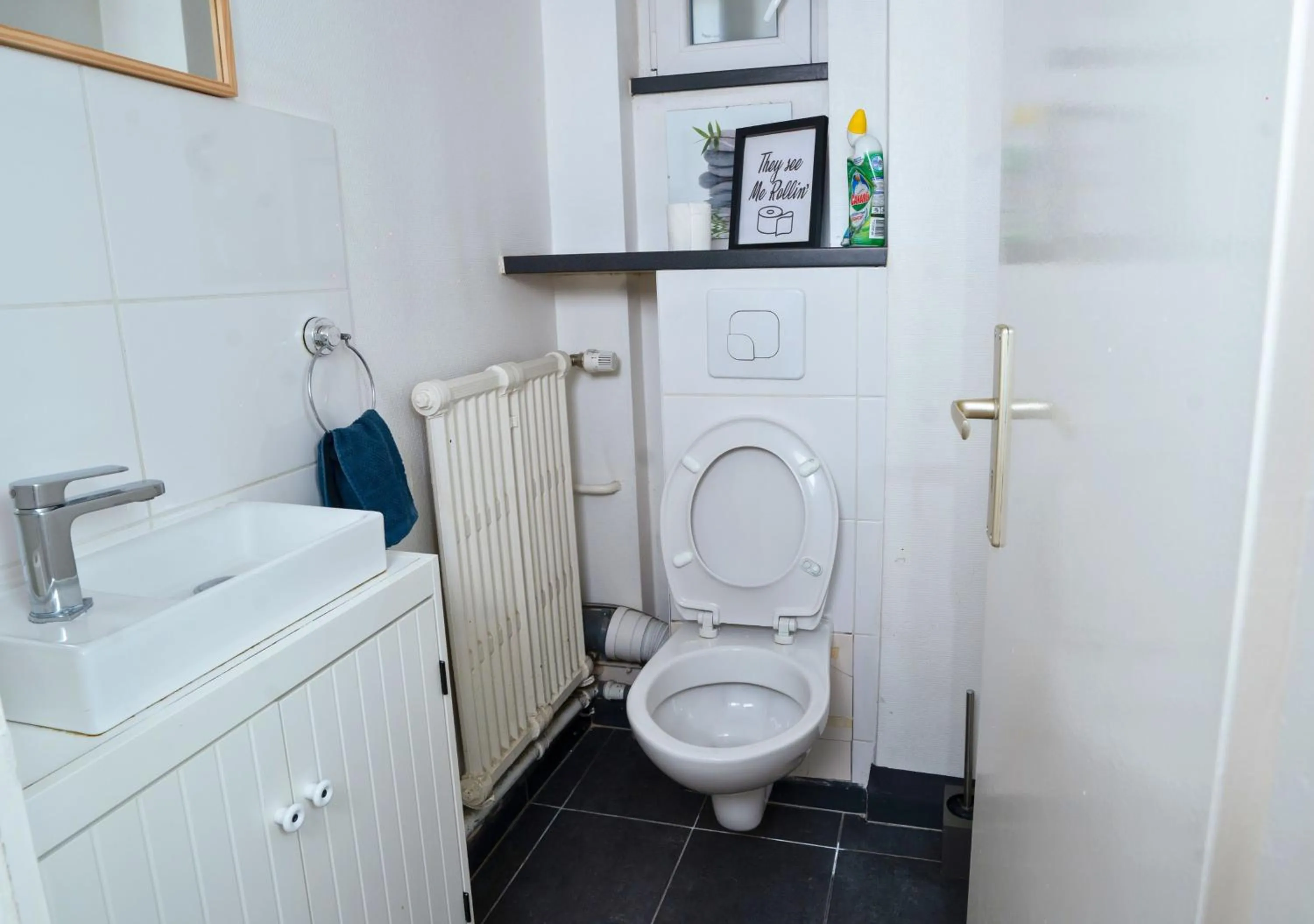 Toilet in Charmant appartement avec terrasse dans villa