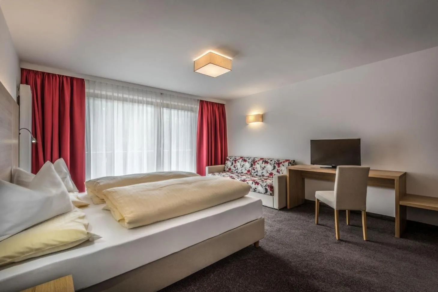 Communal lounge/ TV room, Bed in Hotel Miramonti Badia