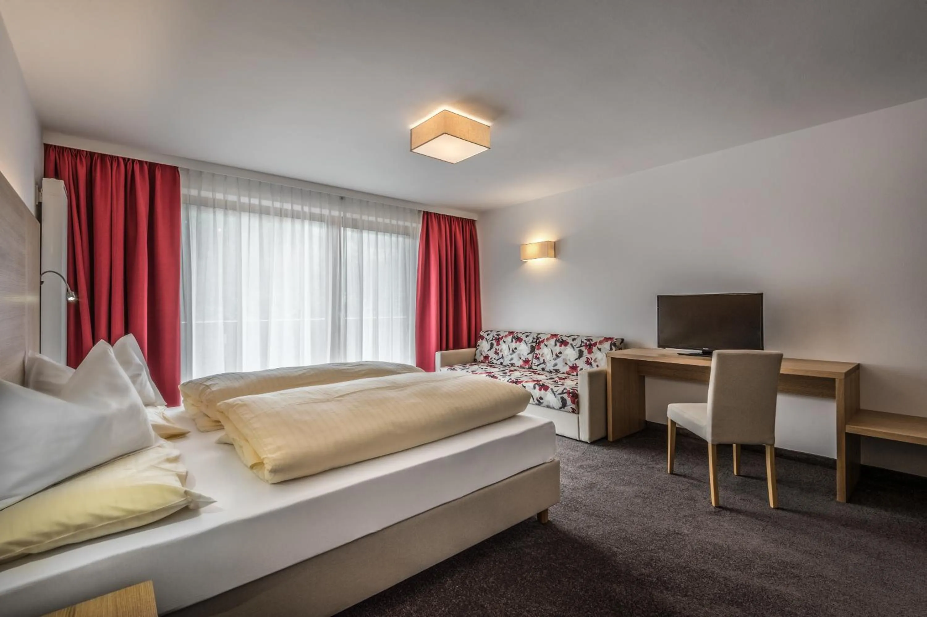 Photo of the whole room, Bed in Hotel Miramonti Badia