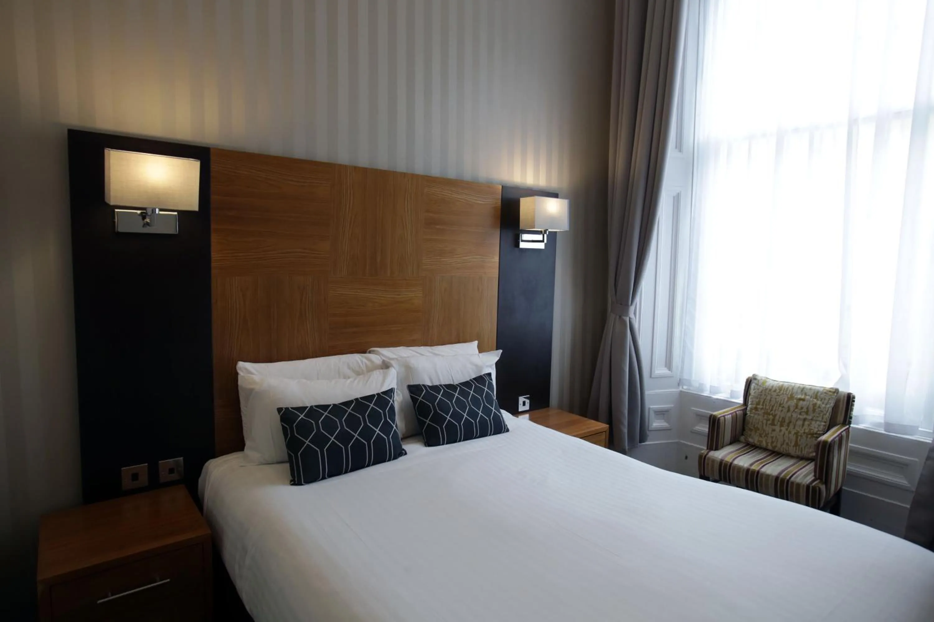 Photo of the whole room, Bed in Acorn Hotel