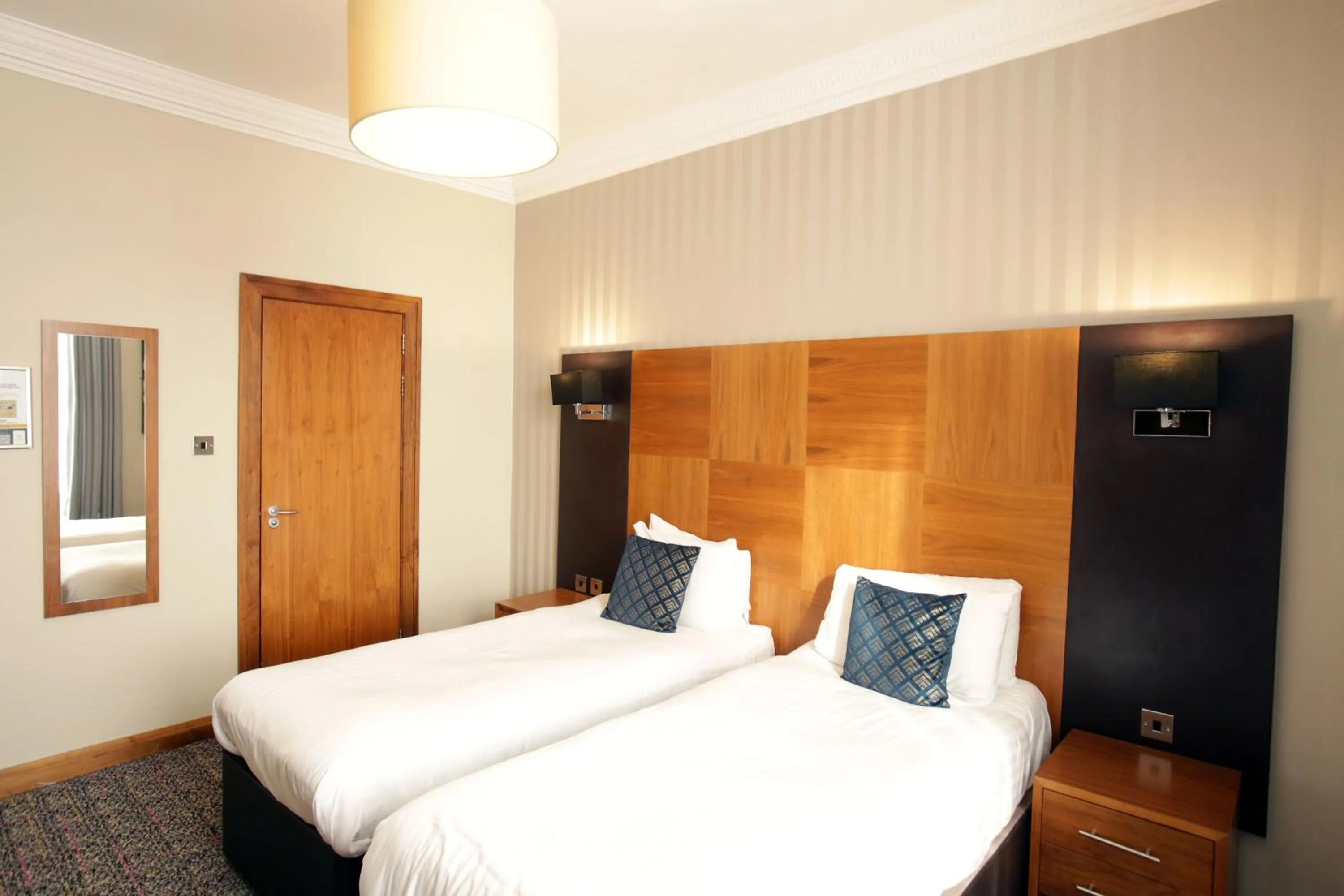 Photo of the whole room, Bed in Acorn Hotel