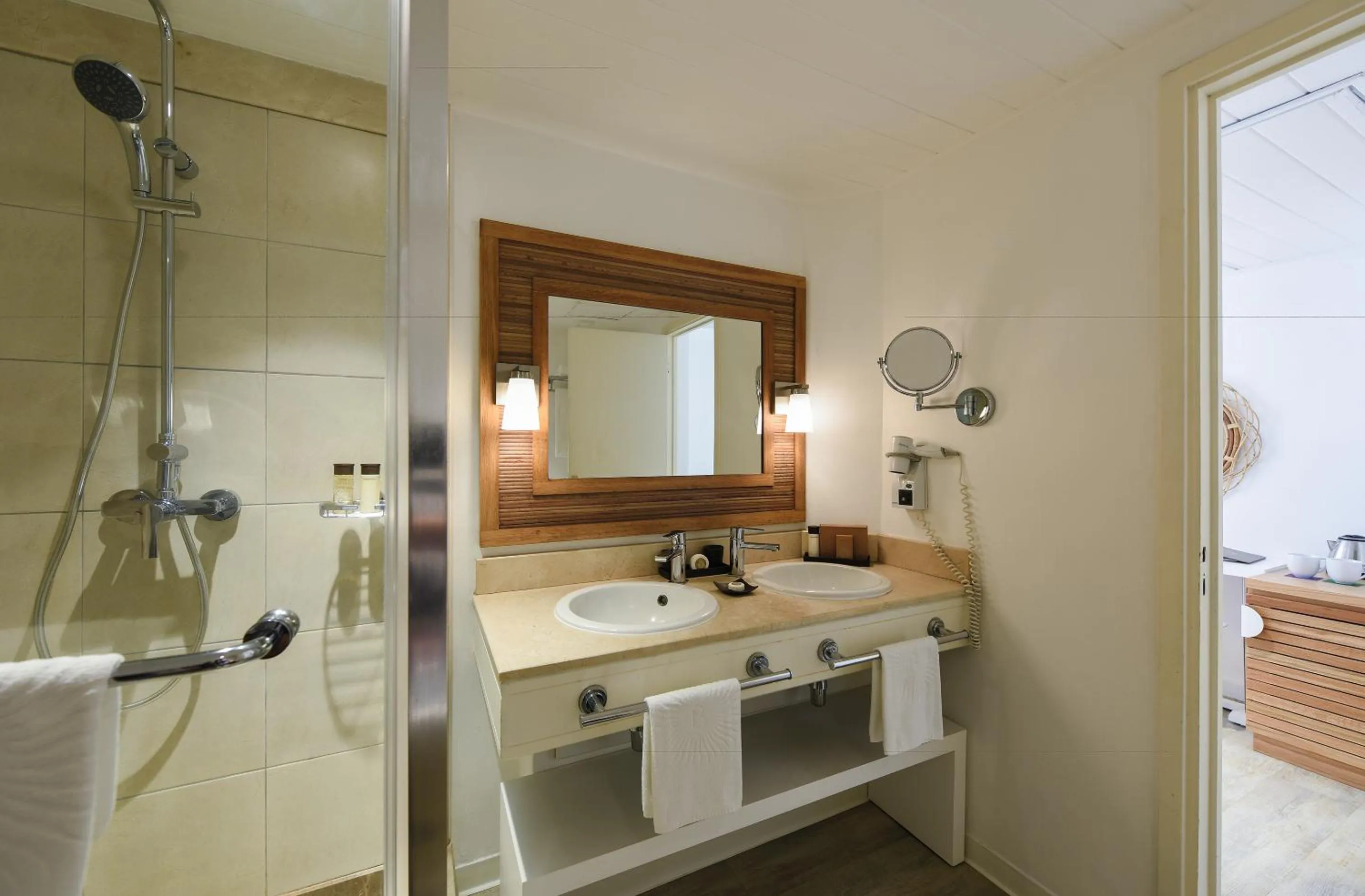 Shower in Canonnier Beachcomber Golf Resort & Spa