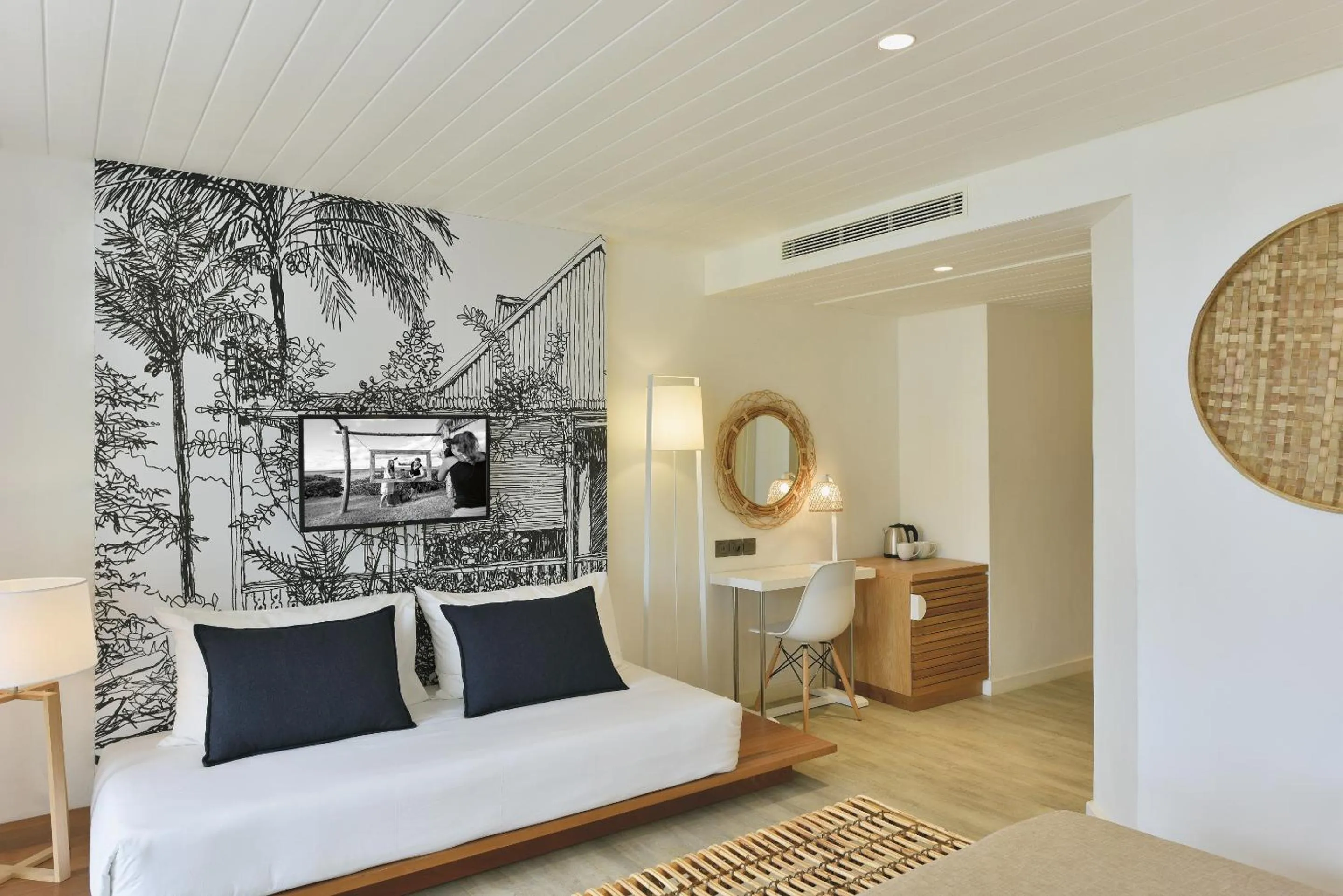 Toilet, Bed in Canonnier Beachcomber Golf Resort & Spa