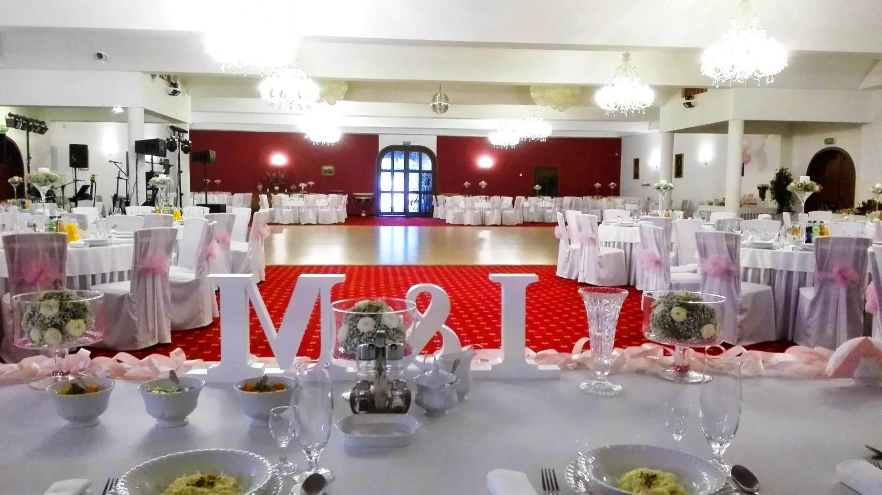 Restaurant/places to eat in Zamek Camelot