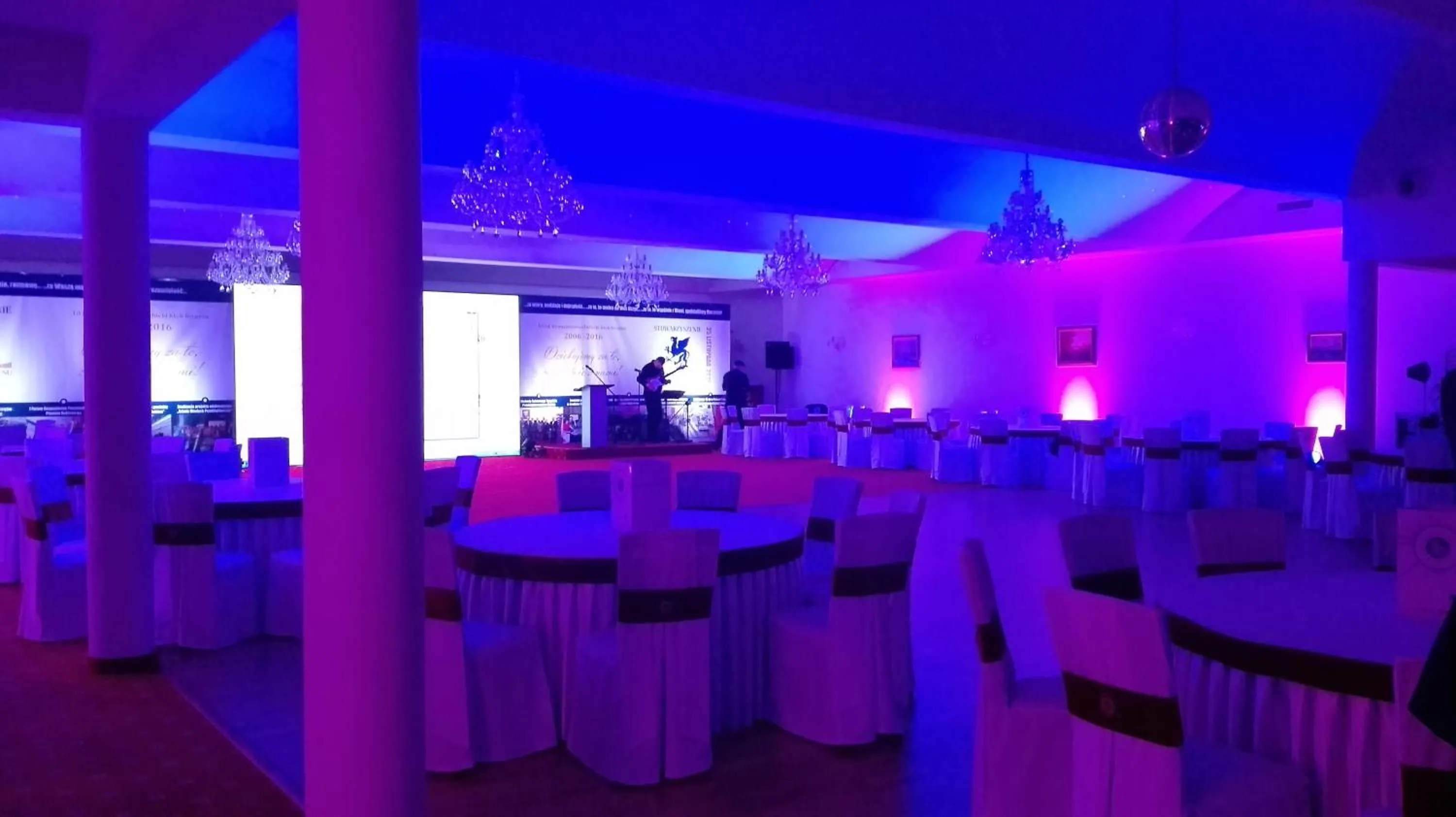 Restaurant/places to eat in Zamek Camelot
