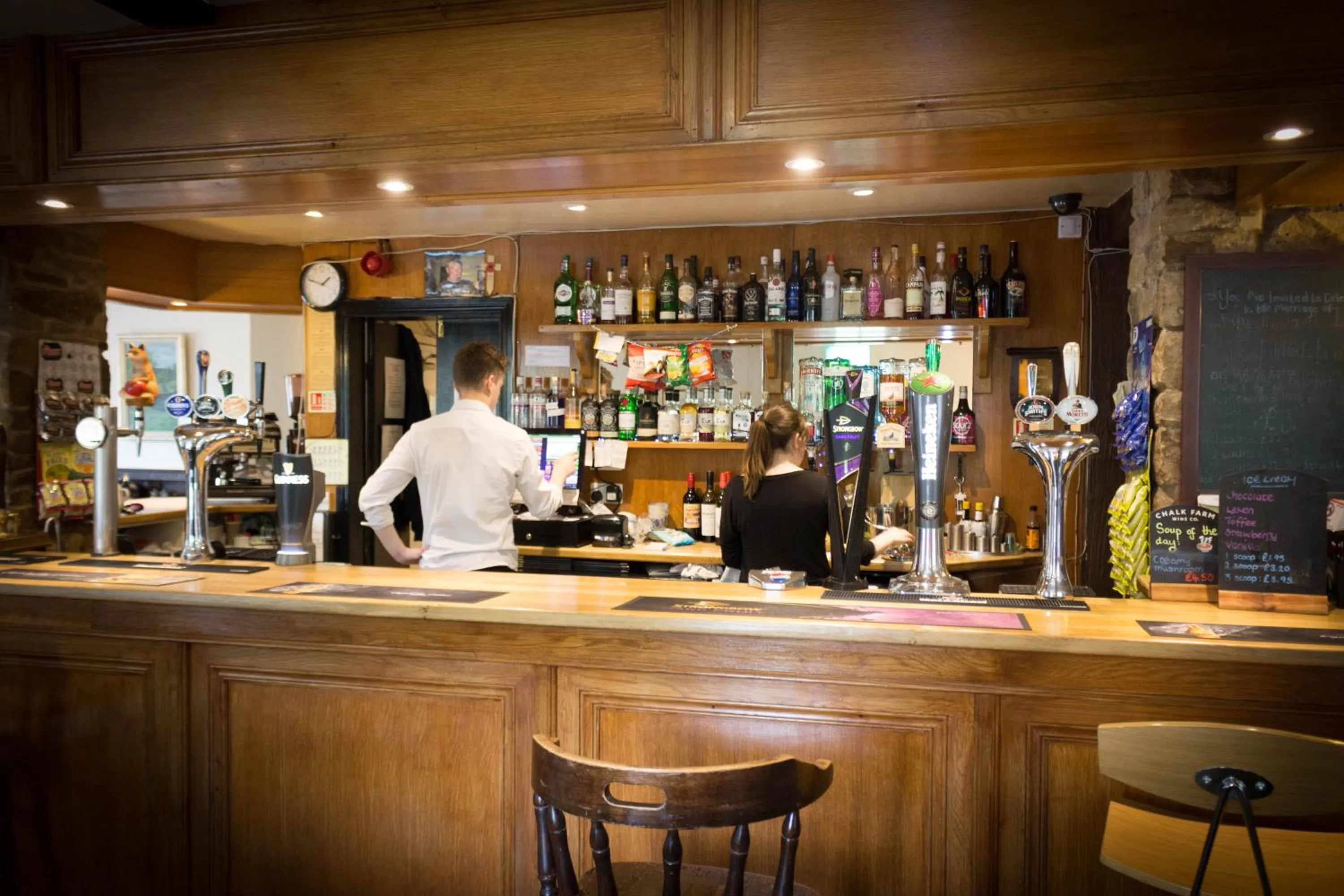 Lounge or bar in The Elks Head Inn