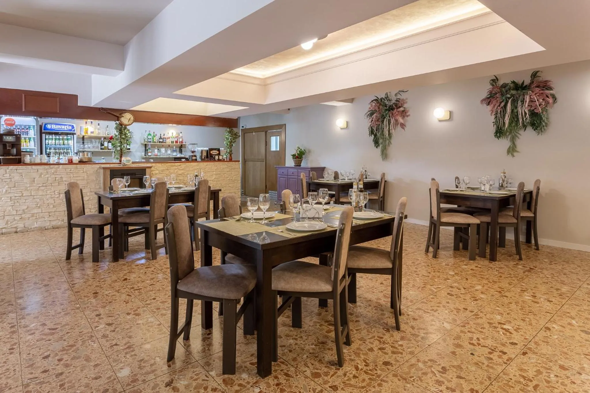 Restaurant/places to eat in Hotel Hera